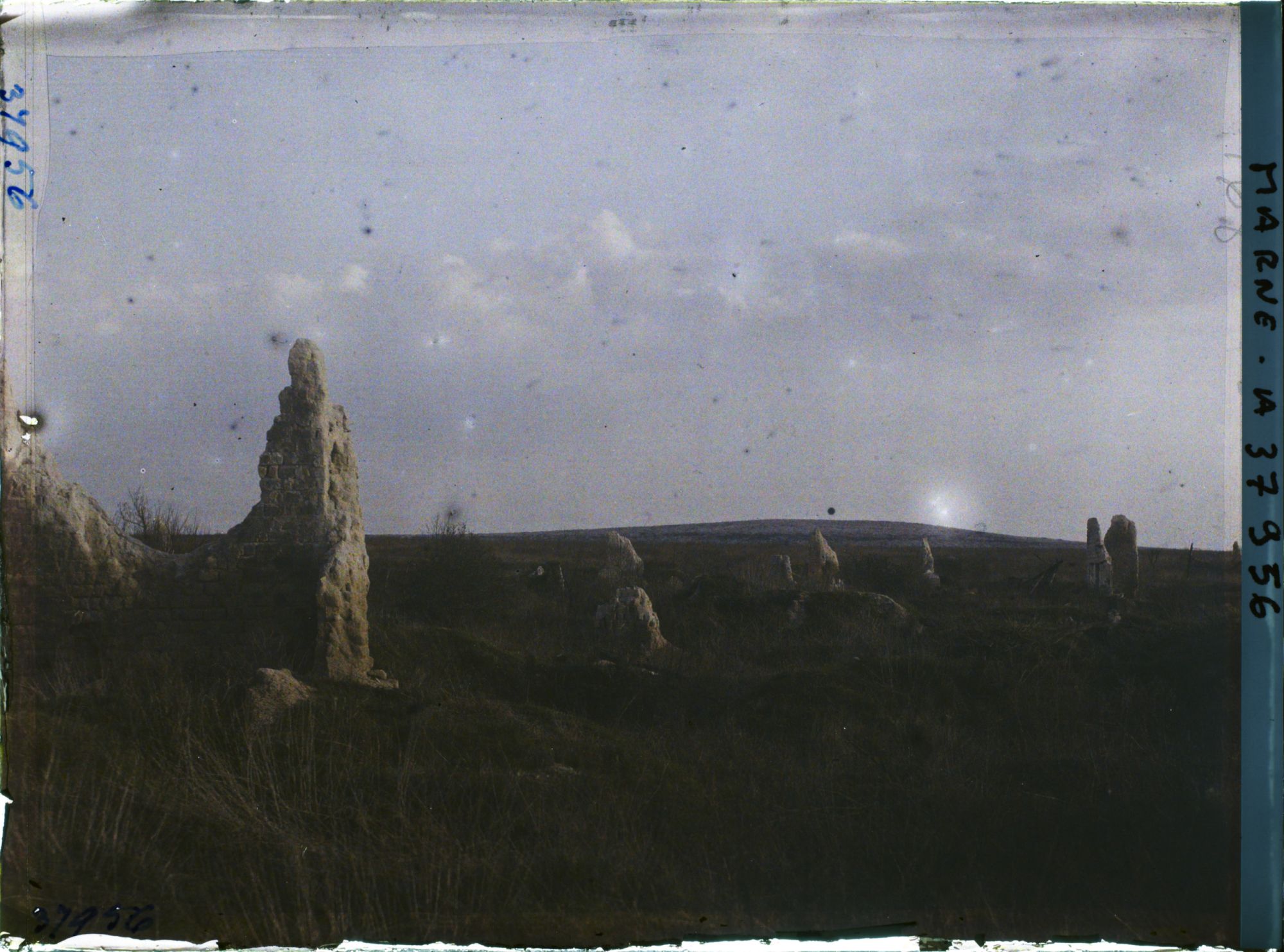 Image représentant France, Nauroy, Les ruines du Village vers le Mont Cornillet