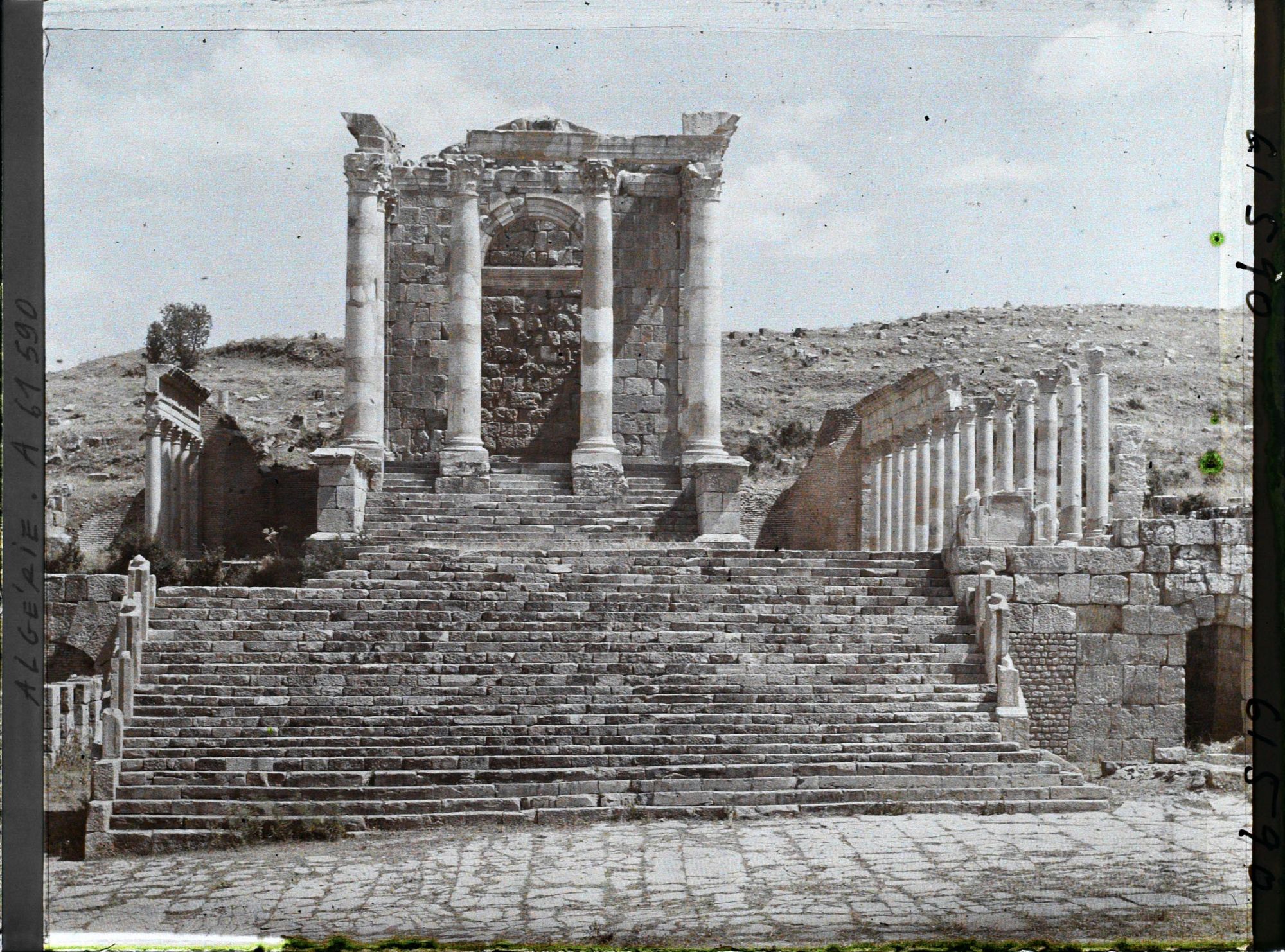Image représentant Algérie, Djemila, Le Grand Temple de Face