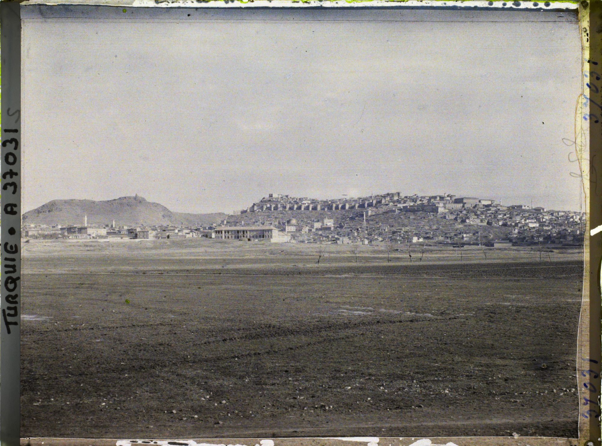 Image représentant Vers la ville sumontée de sa citadelle (depuis le sud)