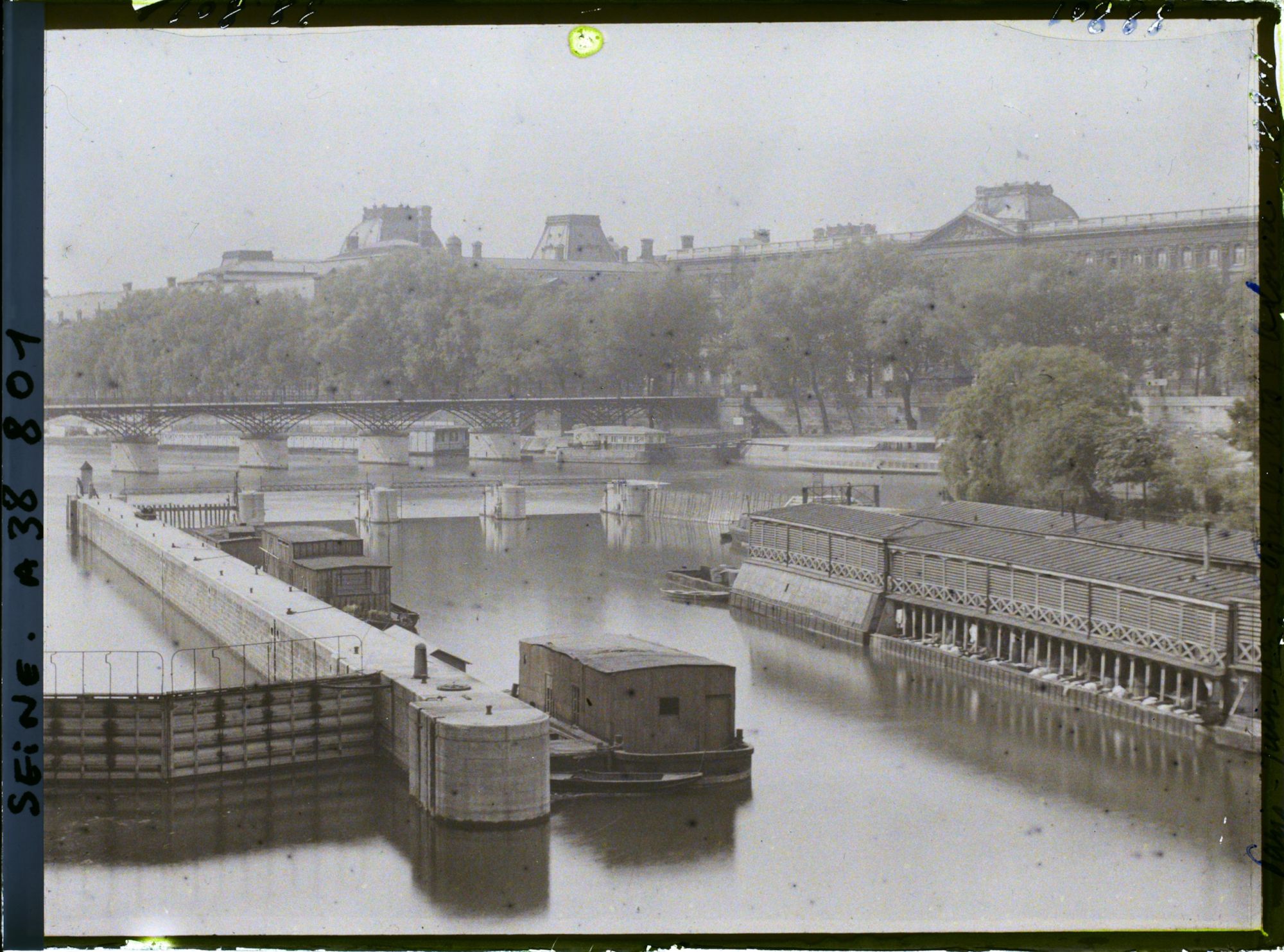 Image représentant Le barrage de la Monnaie, le pont des Arts et le Louvre