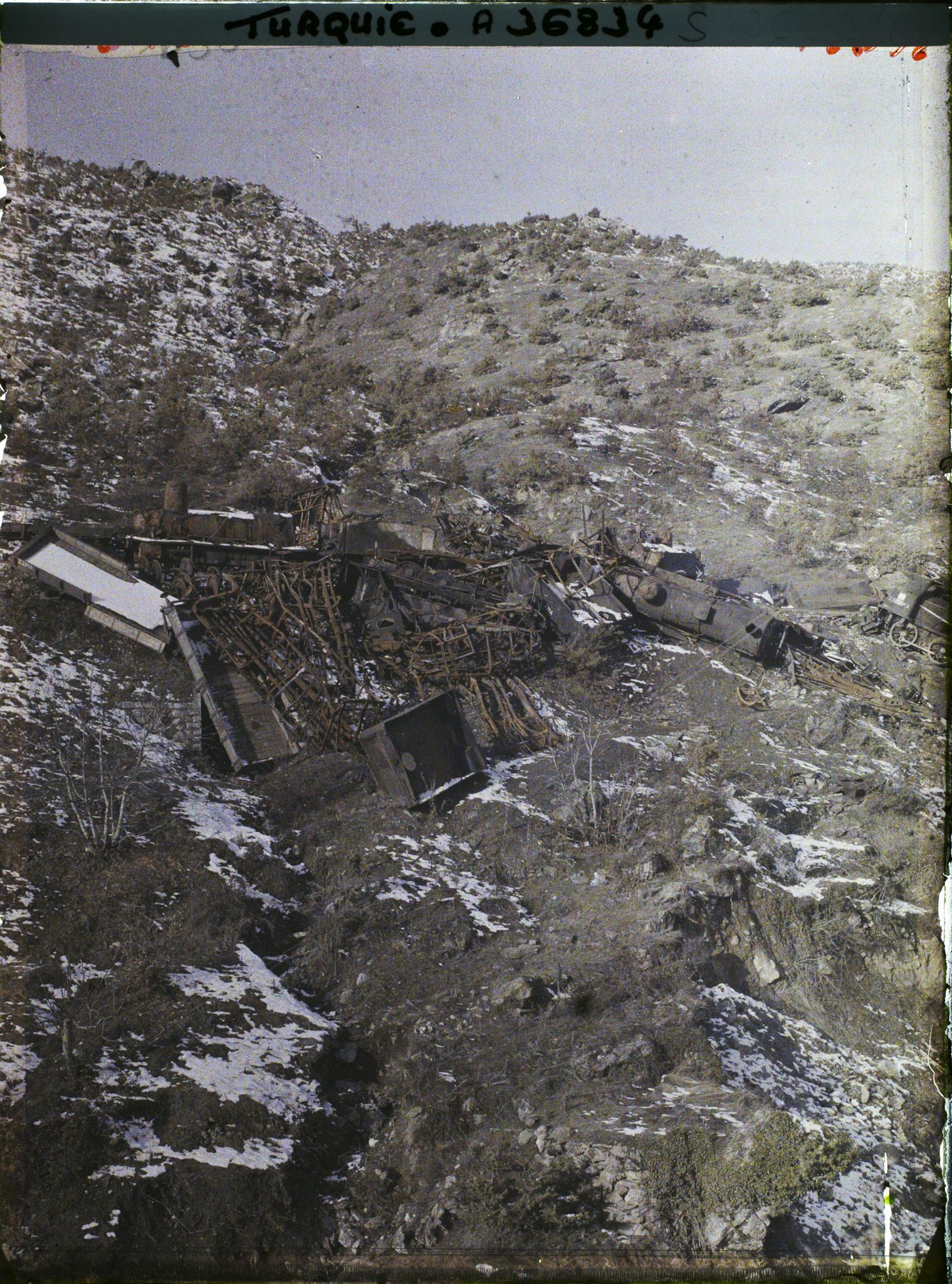 Image représentant Turquie, Entre Karakeui et Biledjik, Locomotive détruite par les Grecs Wagons et locomotive précipités dans le Kara-Sou