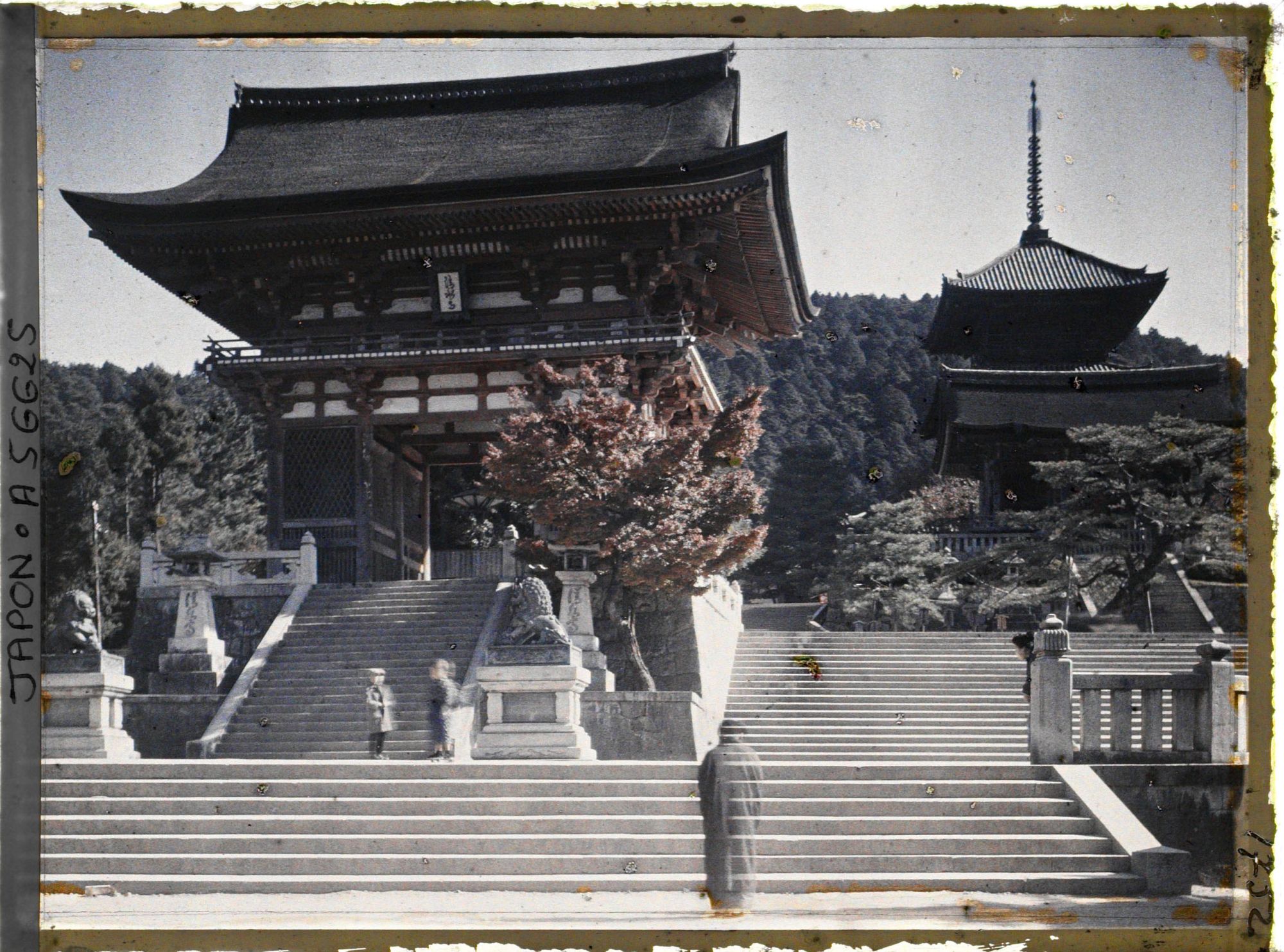Image représentant L'entrée principale par la Sanmon ou Niomon (Porte des Rois Deva) du temple Kiyomizu-dera (ou Seisuiji)