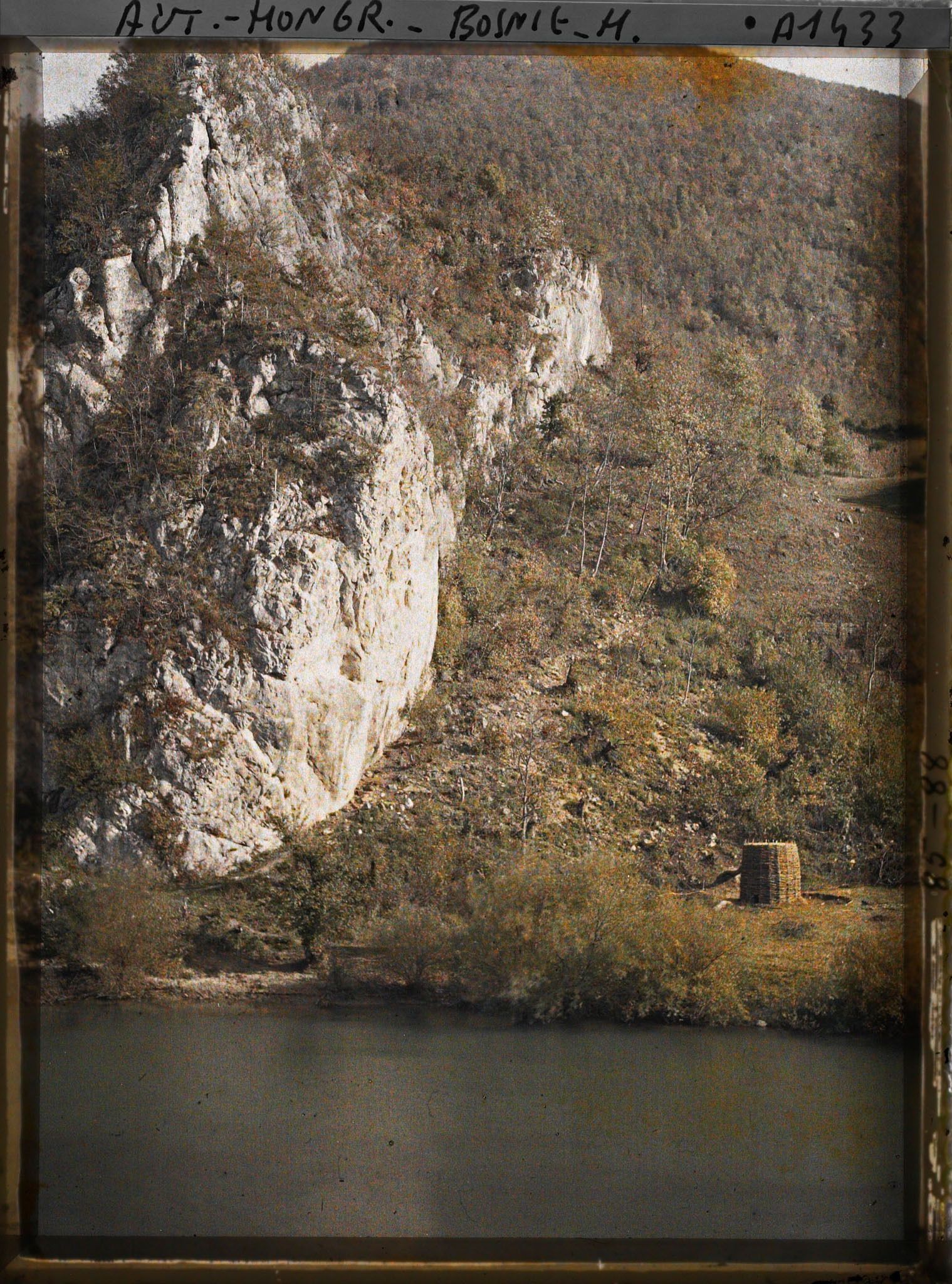 Image représentant Vue sur la rive droite [du Vrbas] un four à chaux entouré de bois tressé