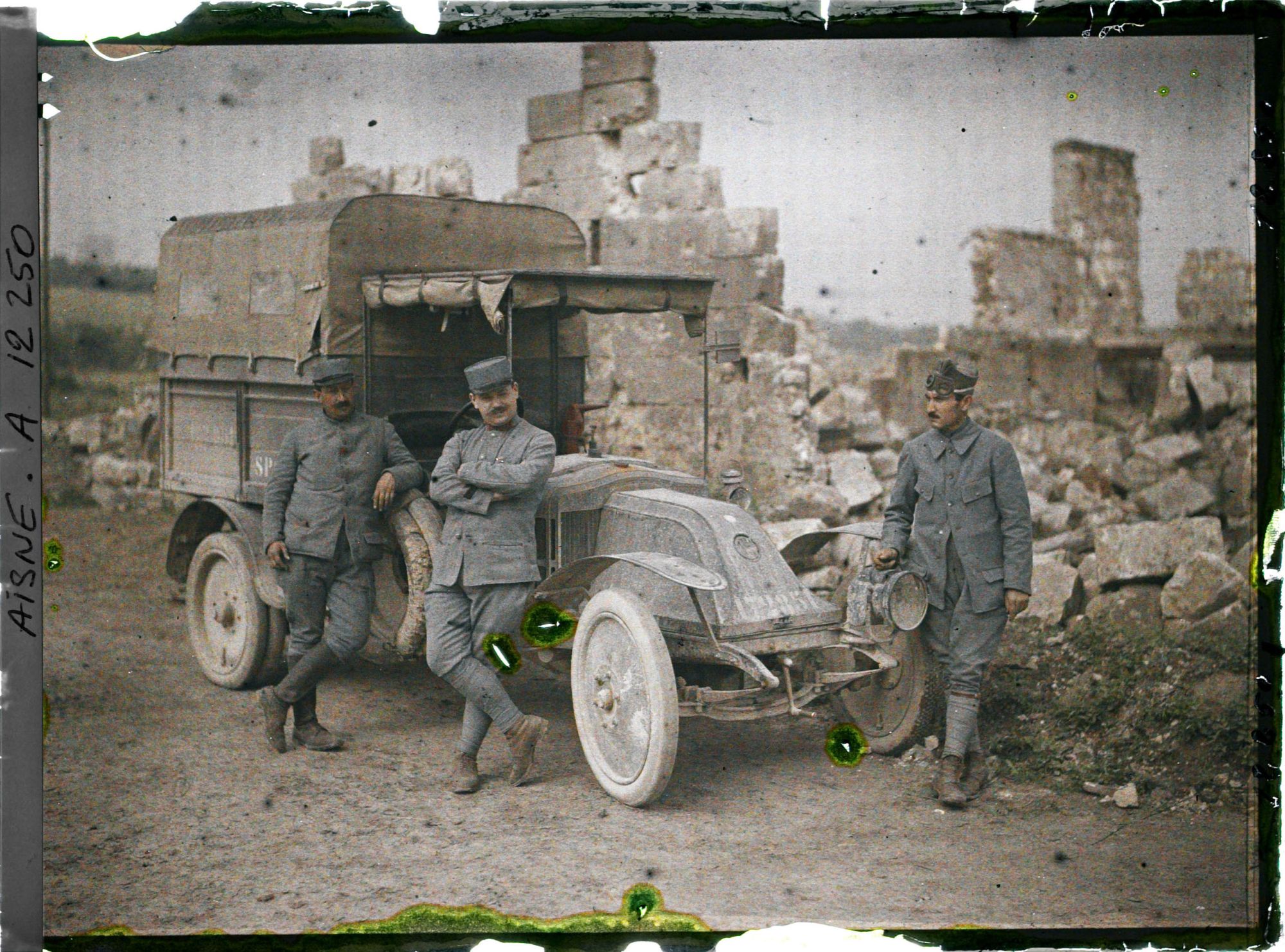 Image représentant Camion de la SPCA avec trois soldats français autour, devant des ruines