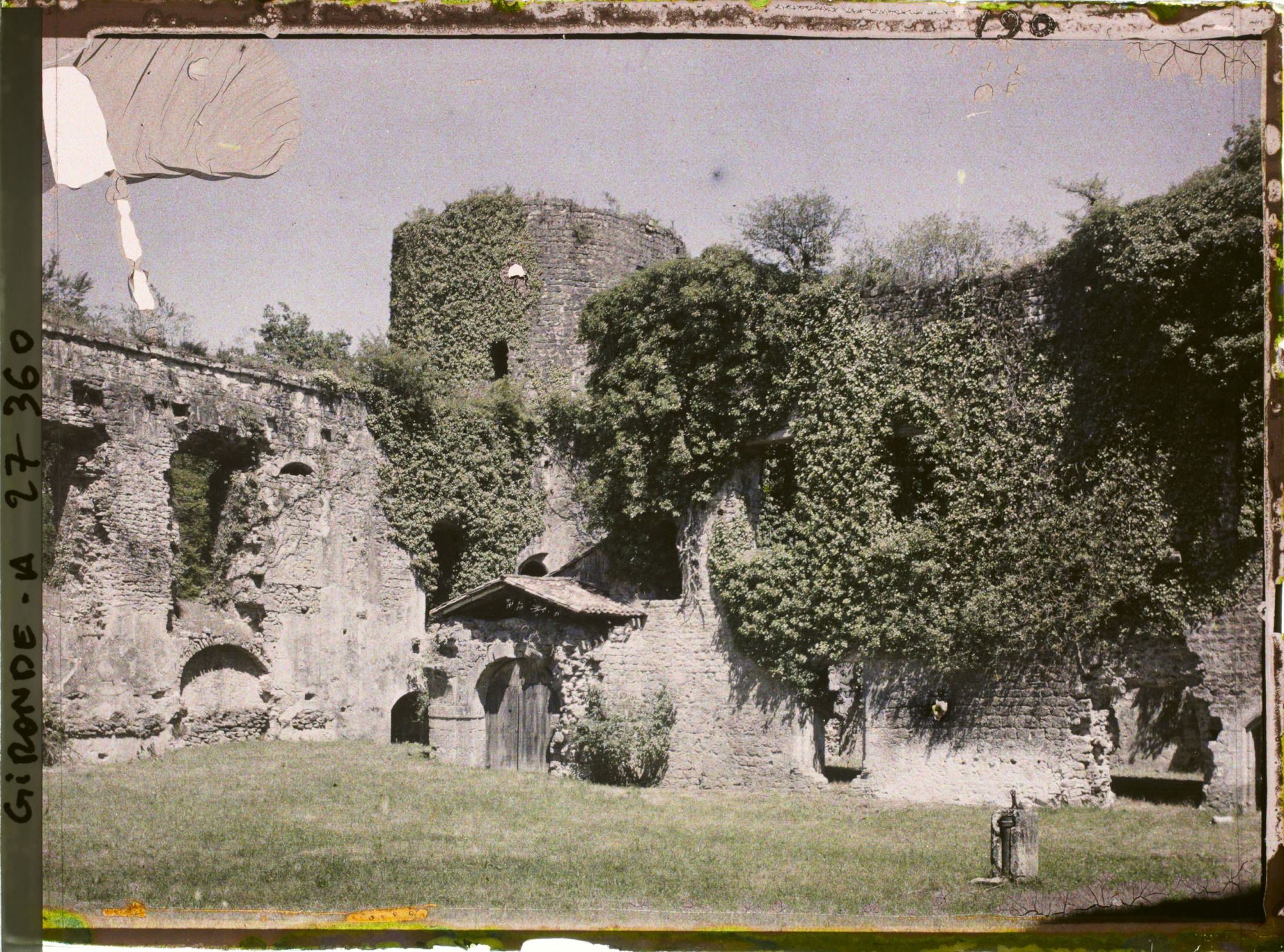 Image représentant France, Villandrant, Château du Pape Clément V