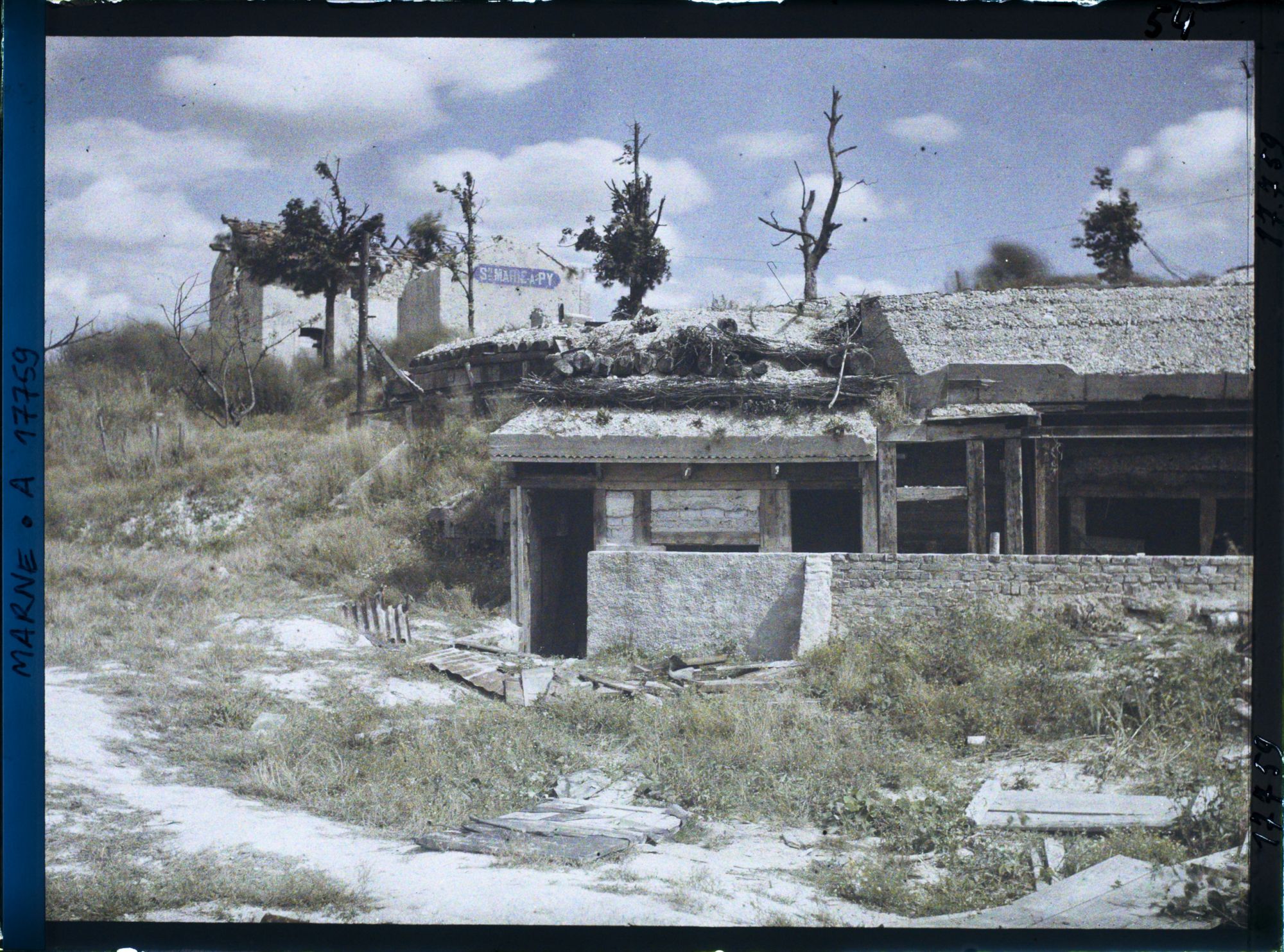 Image représentant France, Ste Marie a Py, La Gare, au 1er plan abris bétonnés