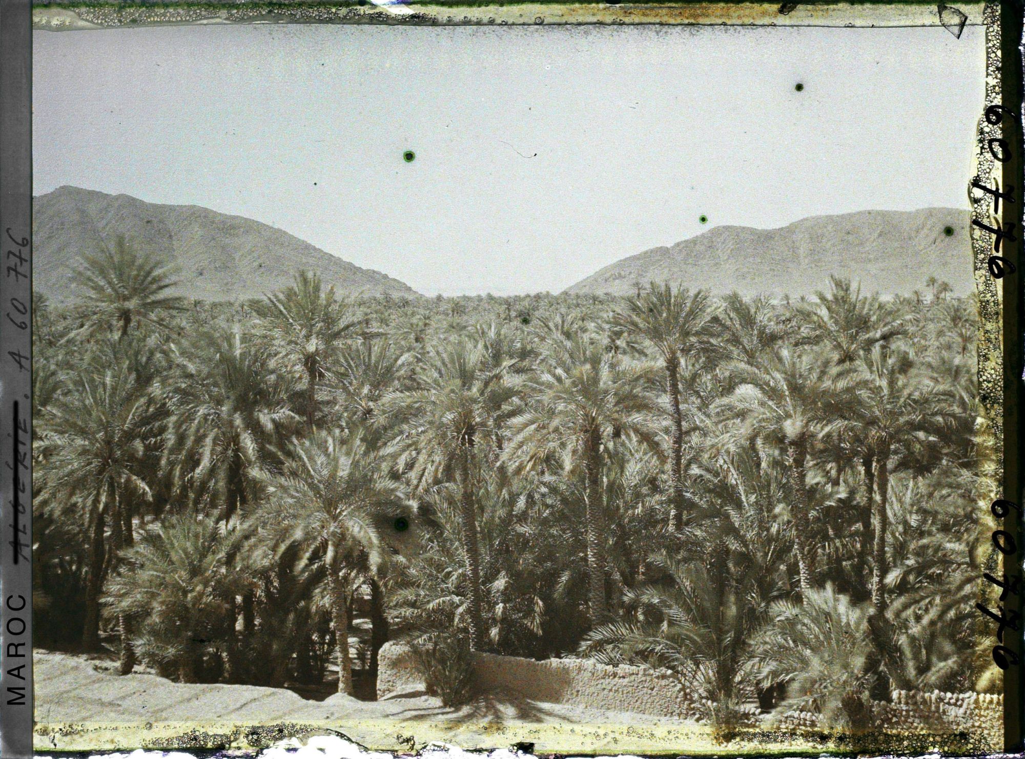 Image représentant Le Djorf avec au fond, le col de Zenaga