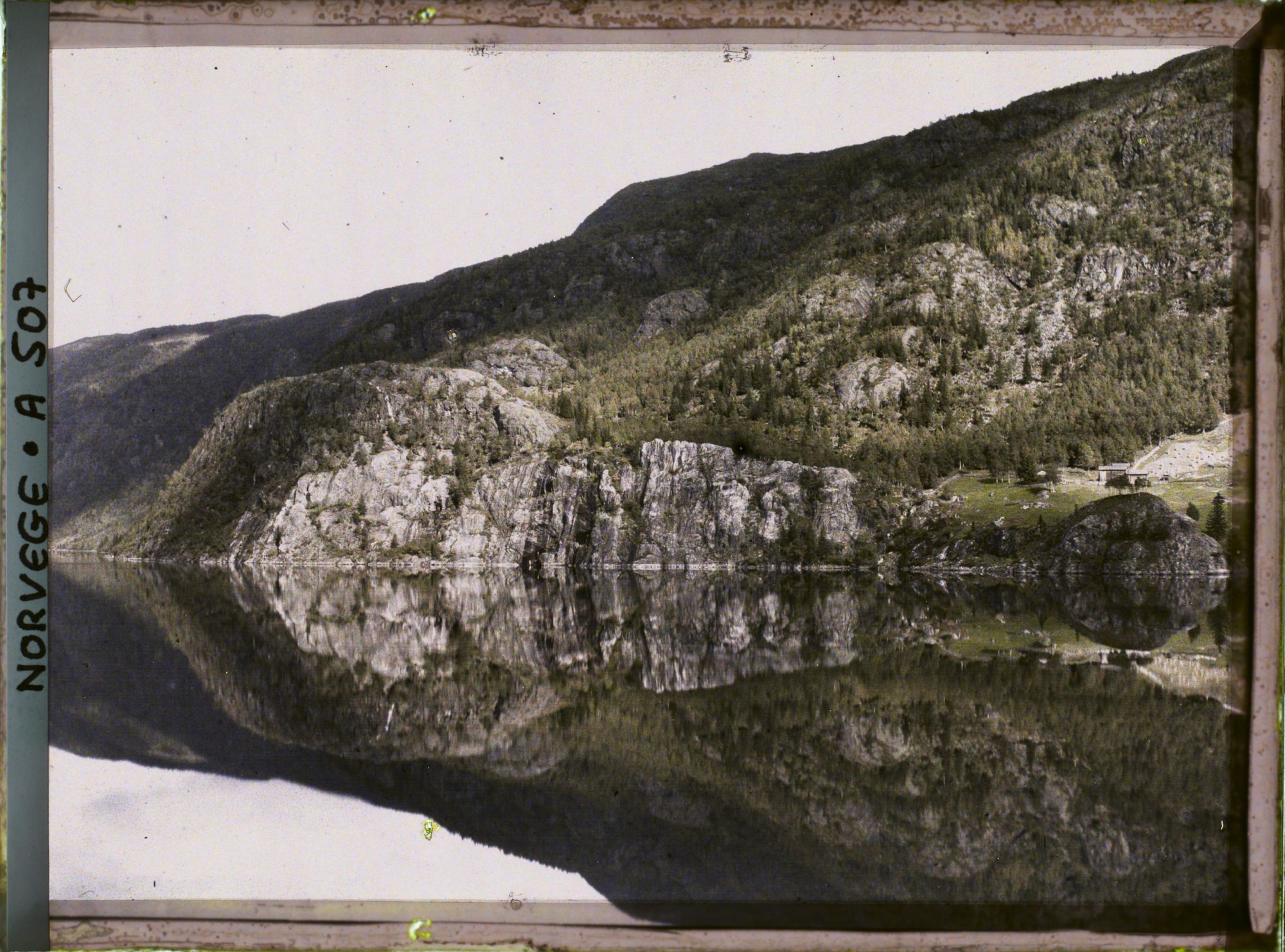 Image représentant Le jardin Omsberg, à Tokke au bord du lac Byrtevatn