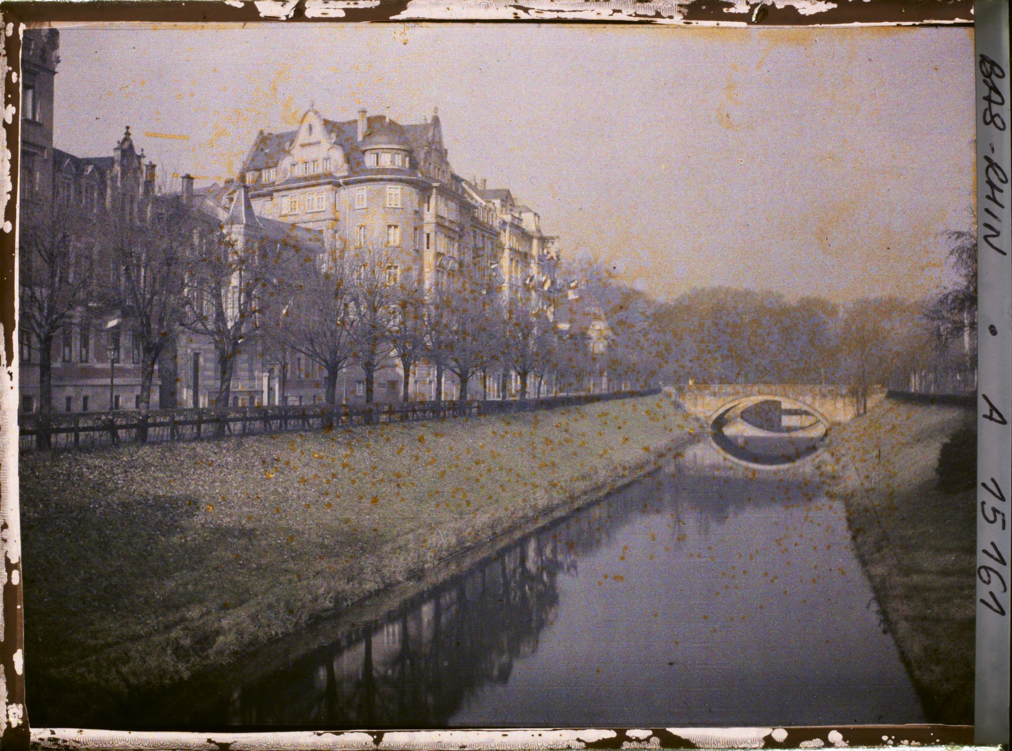 Image représentant France, Strasbourg, L'Aar, près de son Confluent avec Ill, près de l'Eglise militaire de la garnison. (Maisons pavoisées)