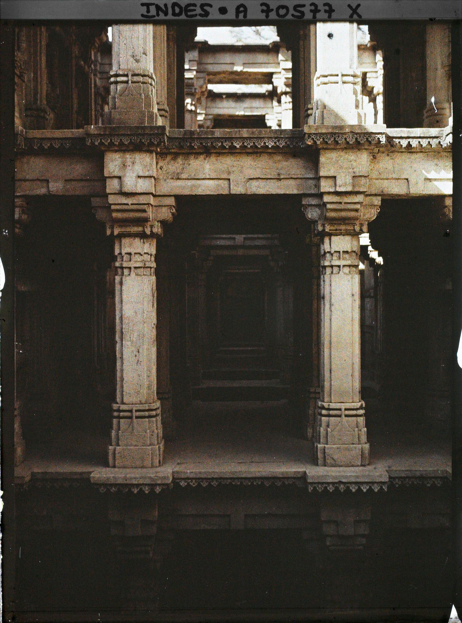 Image représentant Galeries souterraines du puits de Dada Hari Vav (puits souterrain à escaliers)