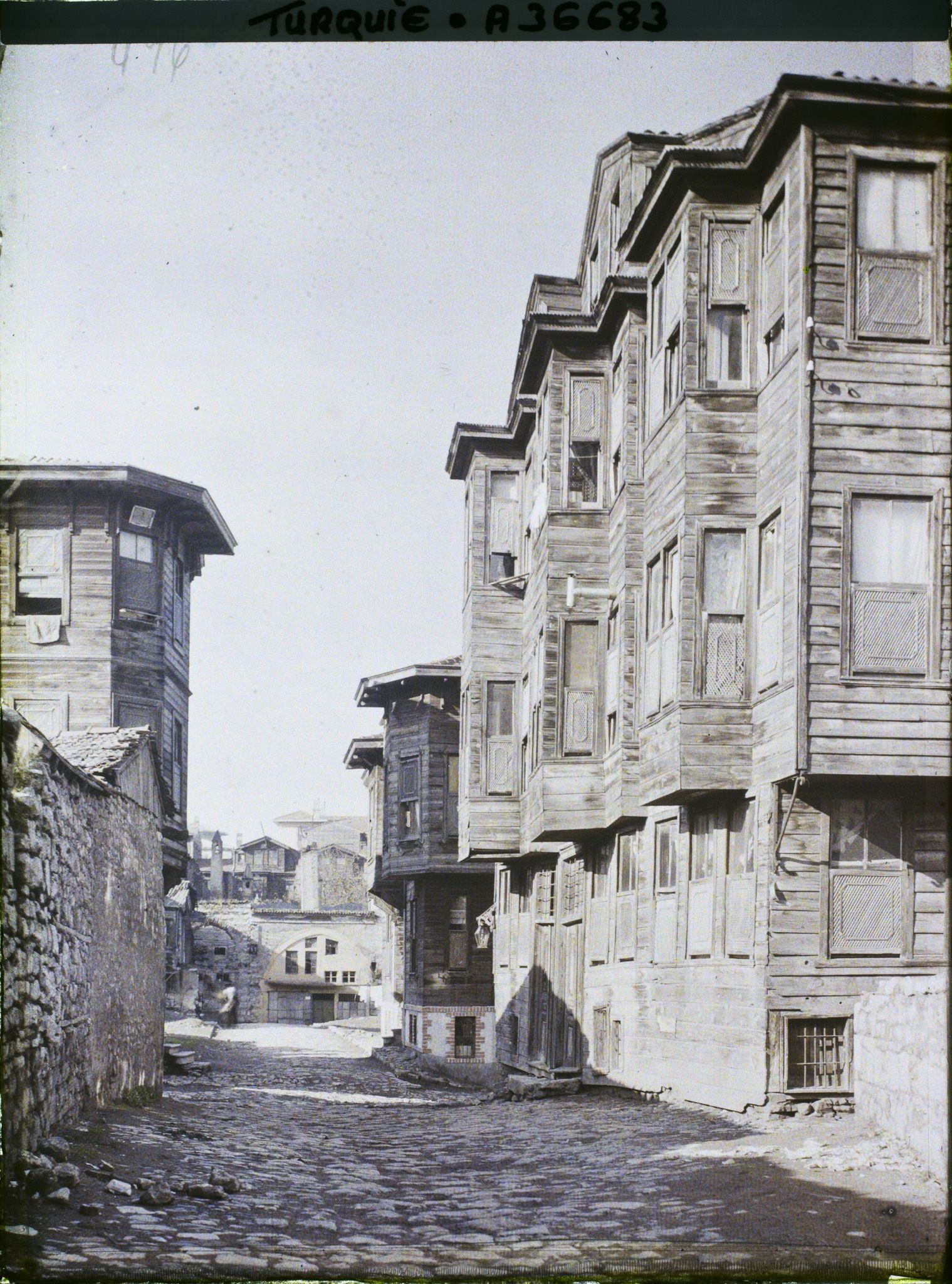 Image représentant Turquie, Constantinople, Maisons en bois dans le Vieux Stamboul