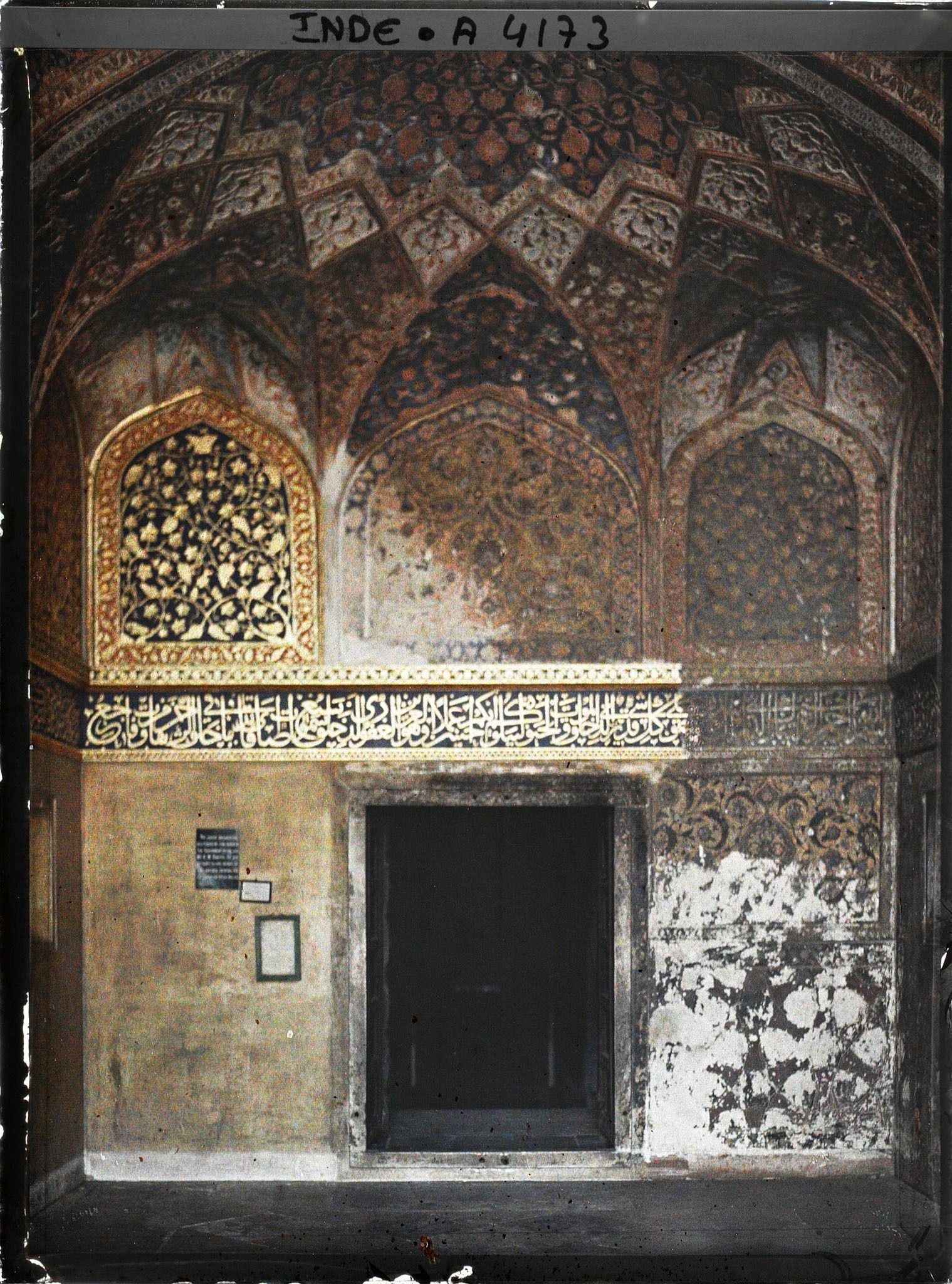Image représentant Entrée du couloir conduisant au tombeau d'Akbar au Mausolée d'Akbar