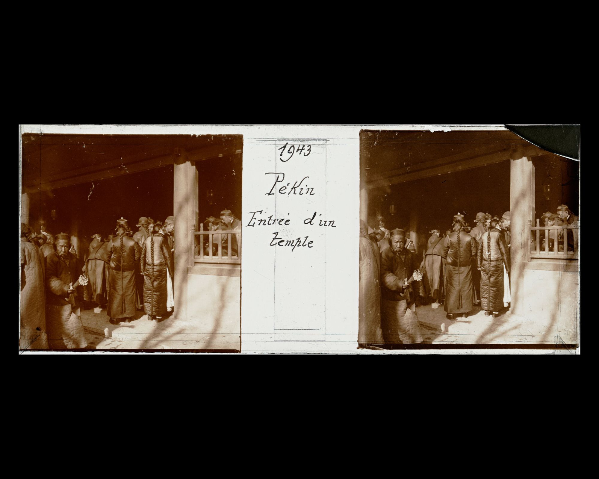 Image représentant Zhengyangmen ("porte Face au Midi"), appelée aussi Qianmen ("porte Antérieure"). Fidèles à l'entrée du sanctuaire de Guandi, à l'occasion du Nouvel An