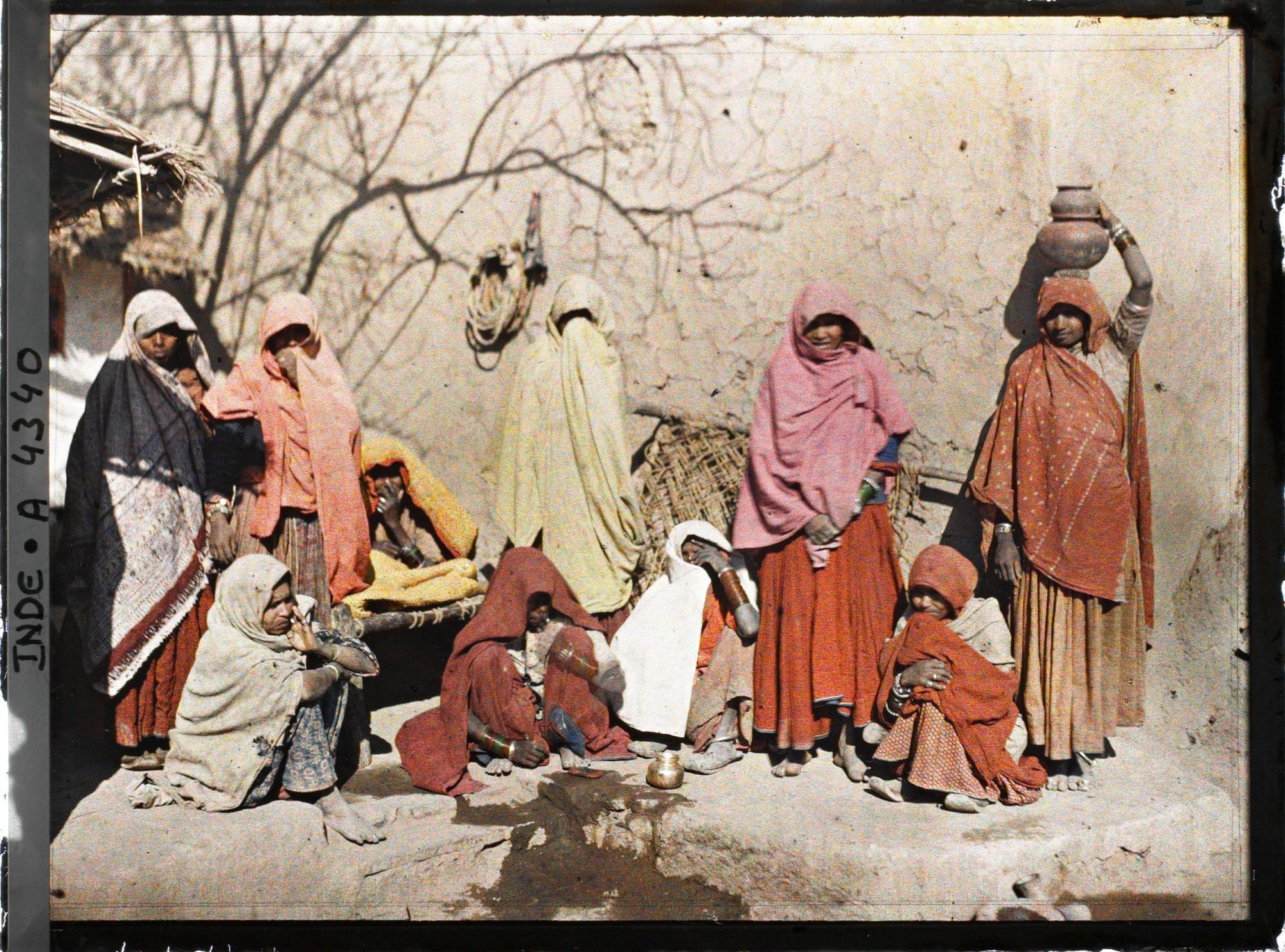 Image représentant Femmes près d'un point d'eau