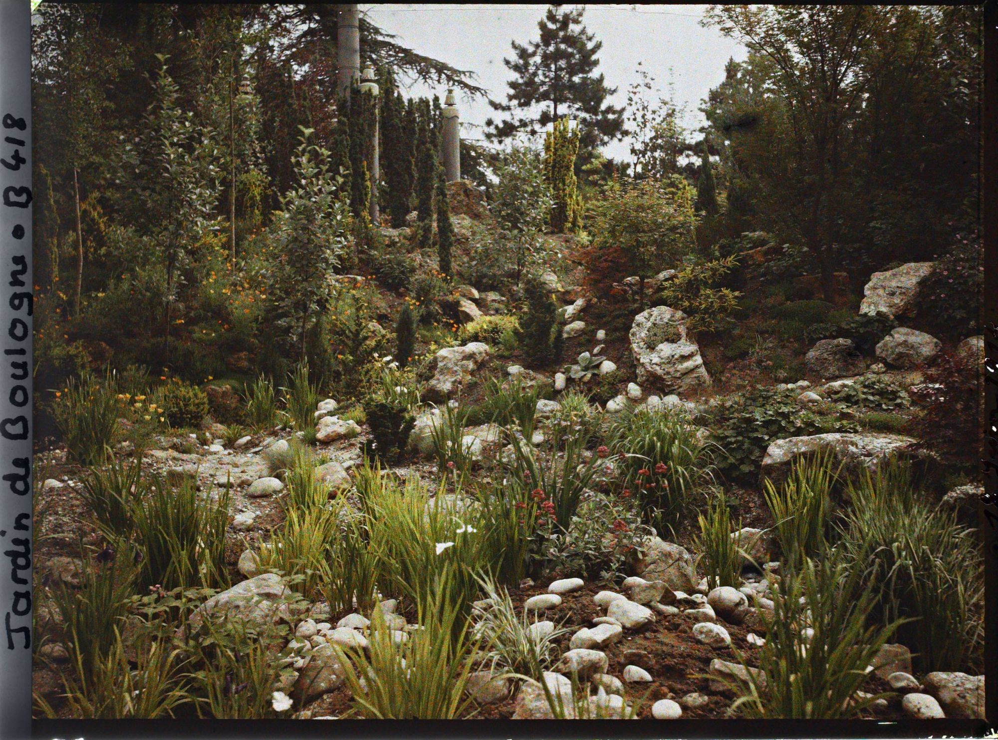 Image représentant Sôrintô du " sanctuaire japonais " s'élevant au-delà d'une partie rocailleuse du " jardin chinois "