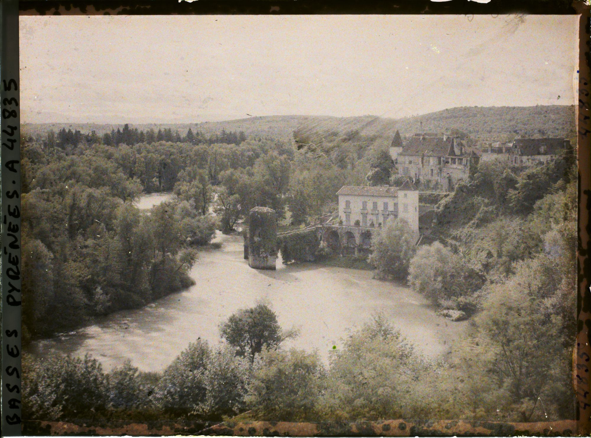 Image représentant France, Sauveterre de Béarn, Panorama vers l'Ouest, le Vieux Pont et le Château
