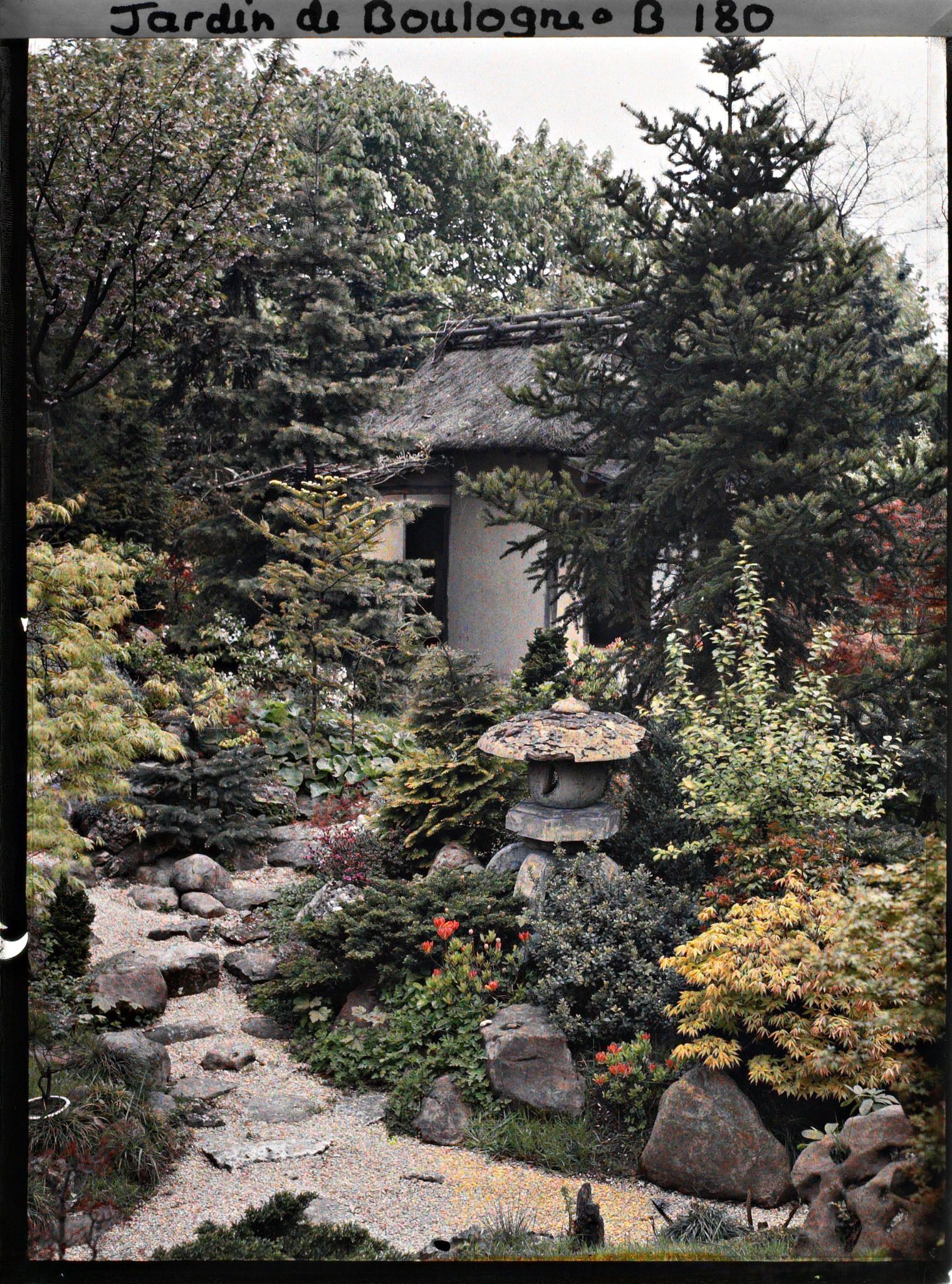 Image représentant Pas japonais menant à l'ouest de la maison de thé cachée par la verdure du " village japonais "