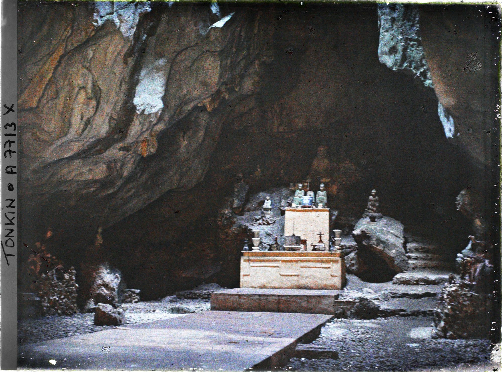 Image représentant Un autel à l'intérieur de la grotte-pagode de Ninh-so'n
