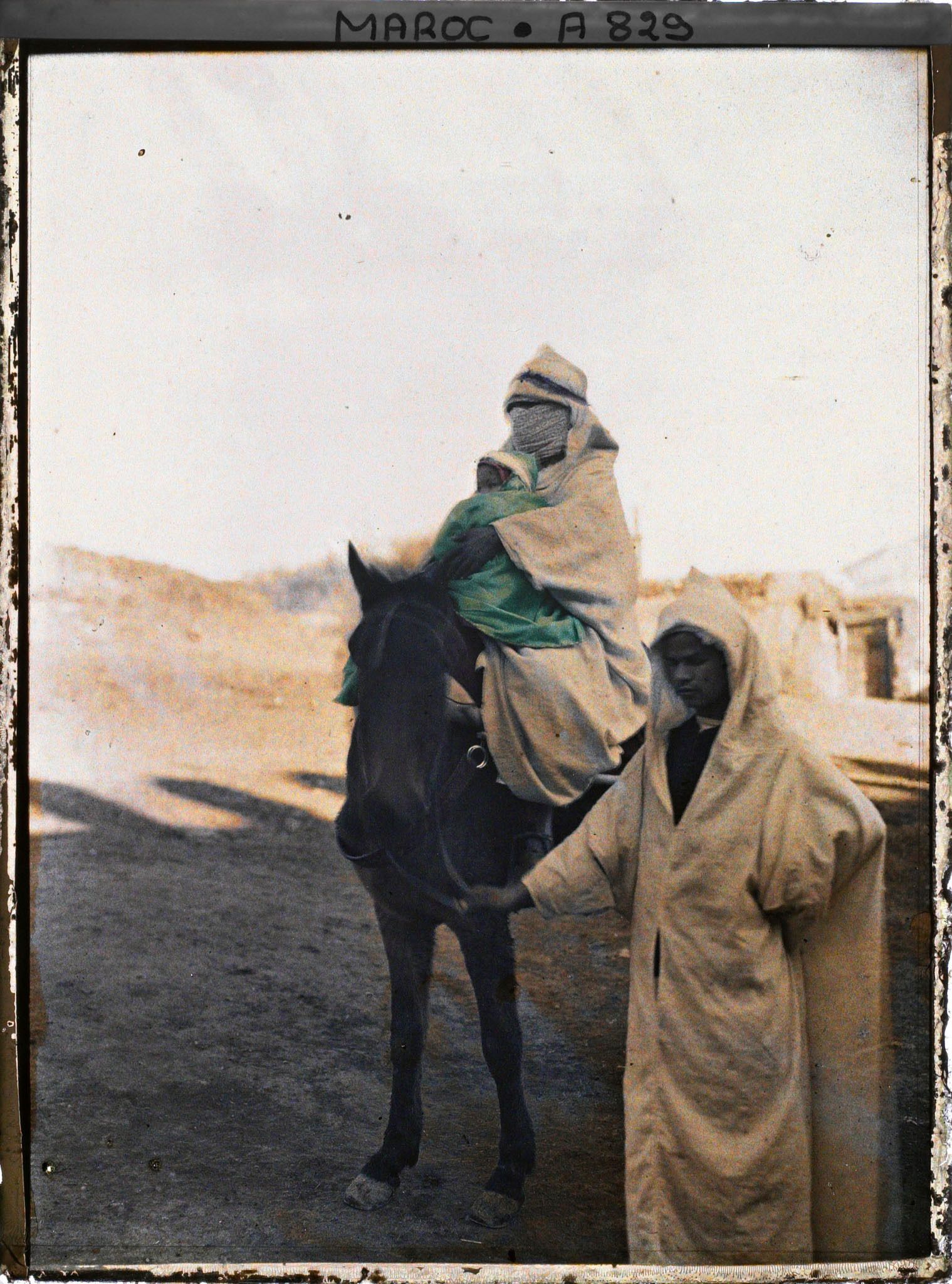 Image représentant Femme à dos de mule avec son enfant
