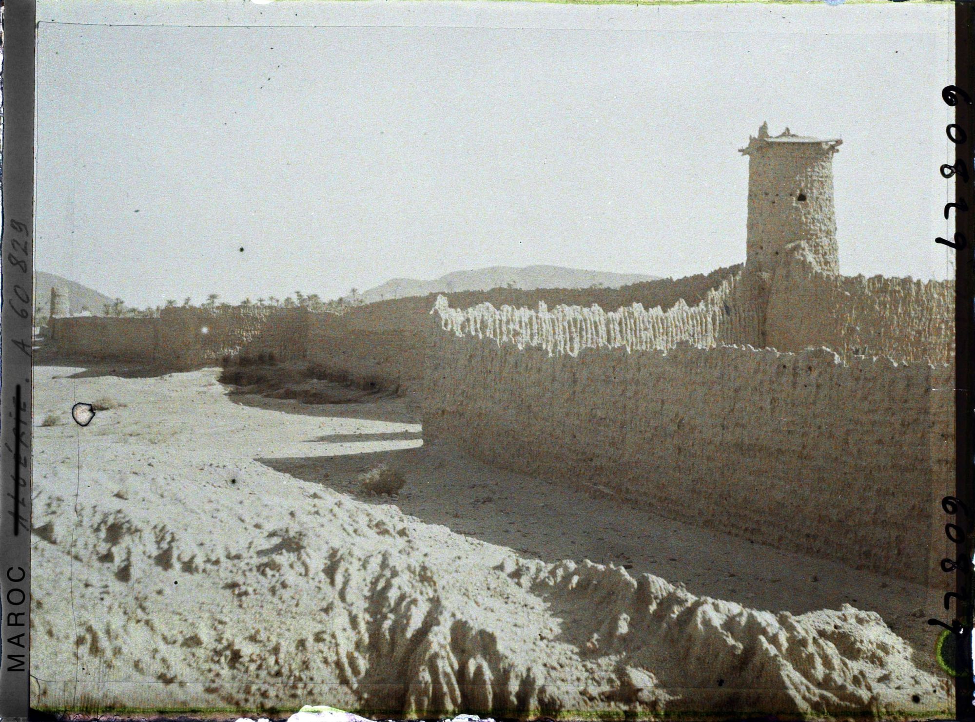 Image représentant Tour de garde et mur de cloture d'un jardin