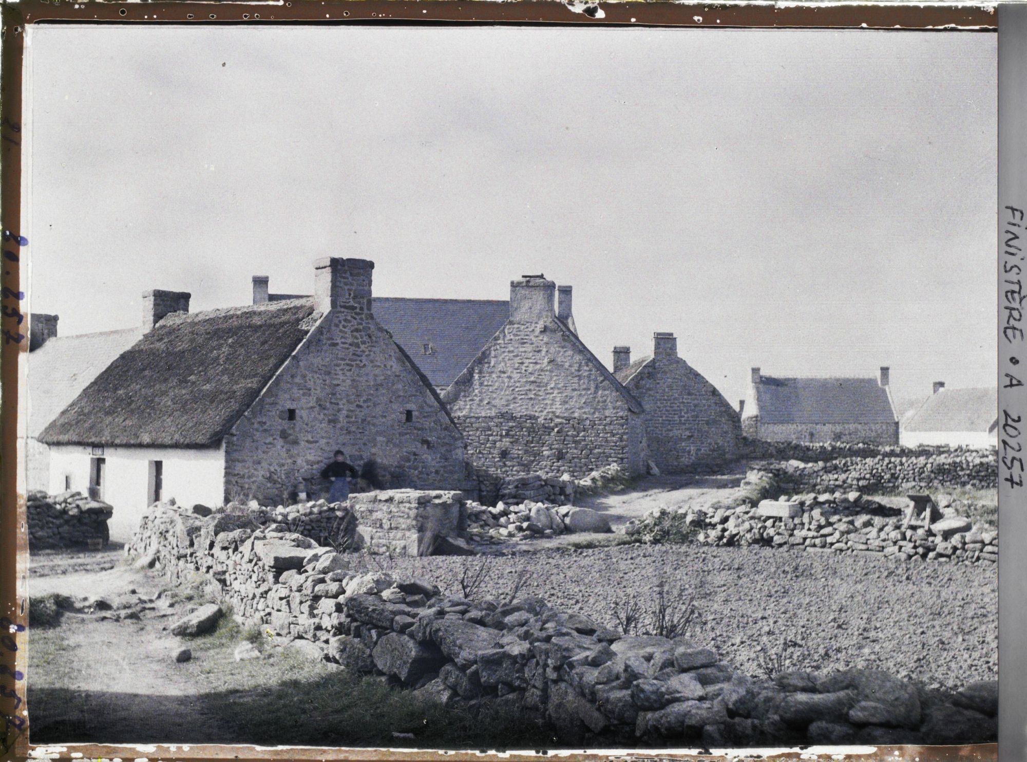 Image représentant Quelques maisons du village et des habitants
