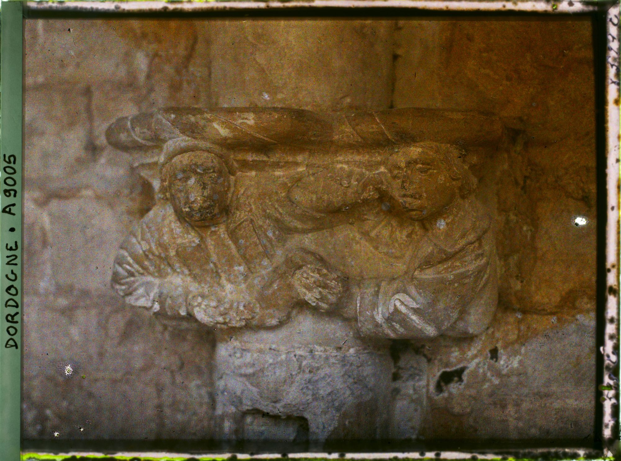 Image représentant France, Cadouin, Le cloître chapiteau, 2 paysans se disputant 1 canard à coups de poings