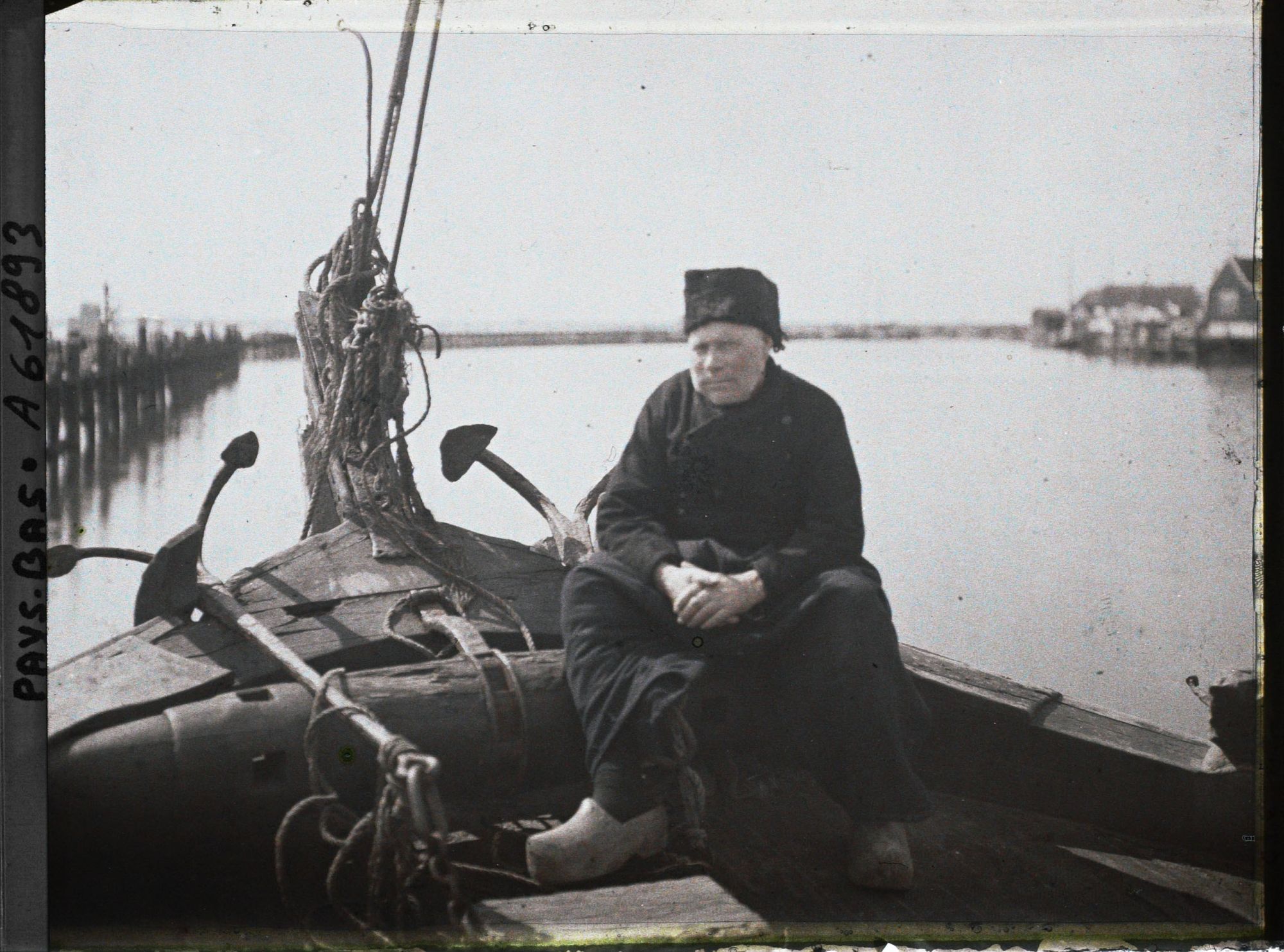 Image représentant Un vieux pêcheur sur sa barque