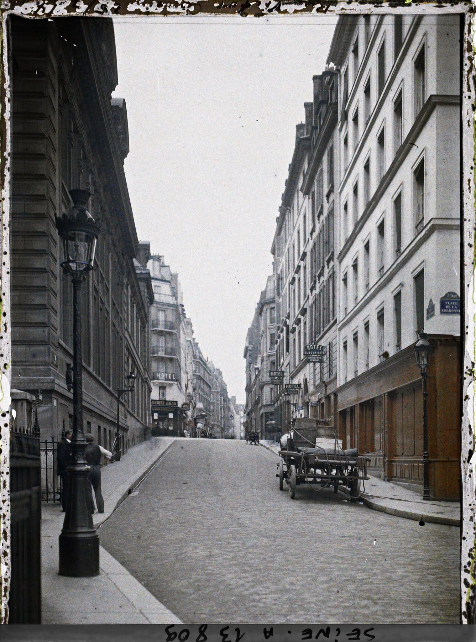 Image représentant La rue Victor Cousin vue de la place de la Sorbonne