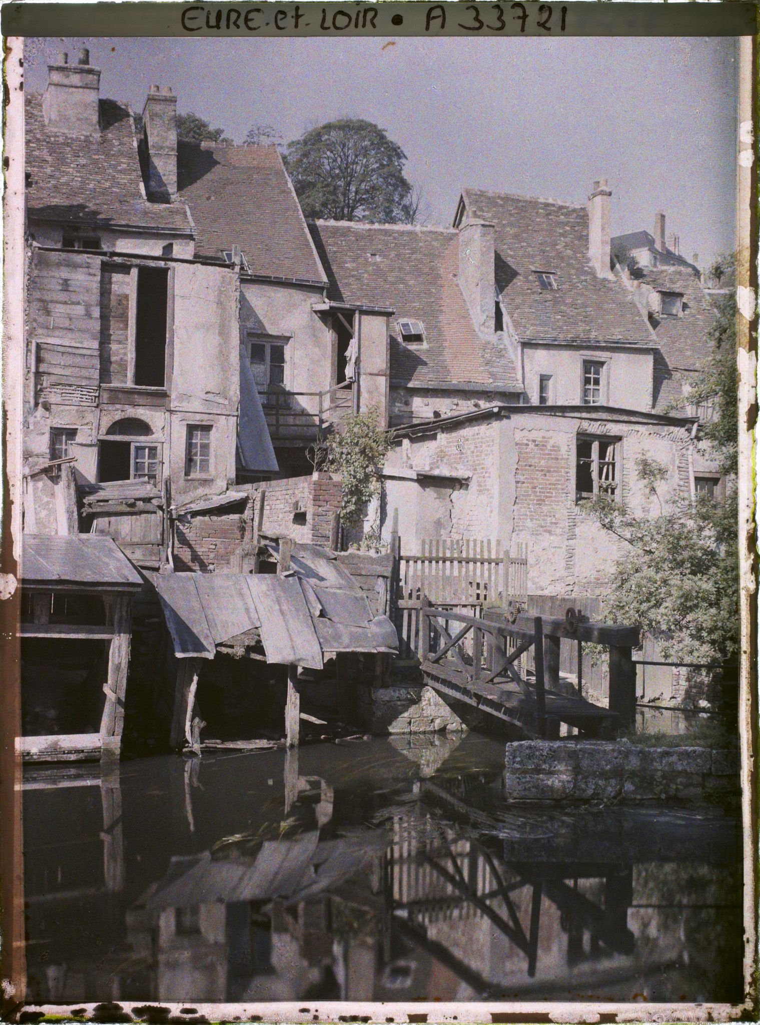 Image représentant Lavoirs et maisons anciennes au bord de l'Eure