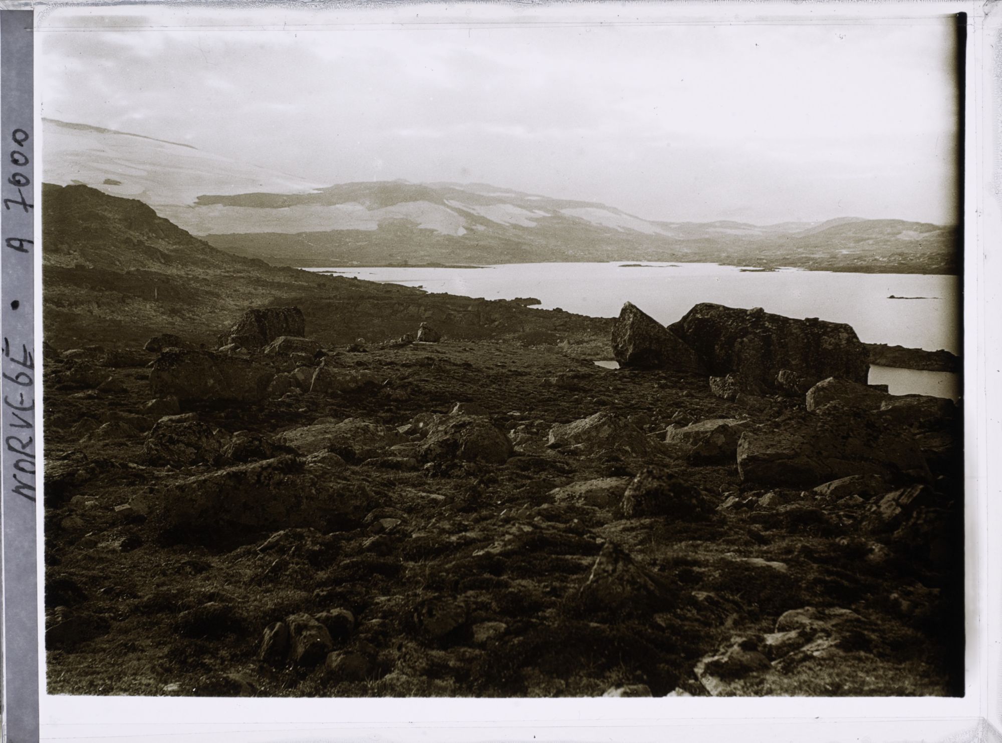 Image représentant Les abords du lac Finsevatnet et du glacier Hardangerjôkulen