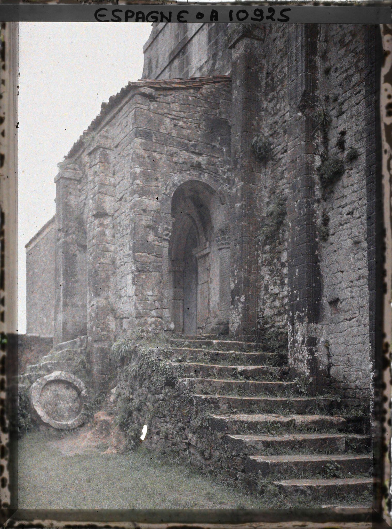 Image représentant Espagne, Près Oviedo, Le petit porche et les 2 escaliers de Sta Maria de Noranco (IXe S.)
