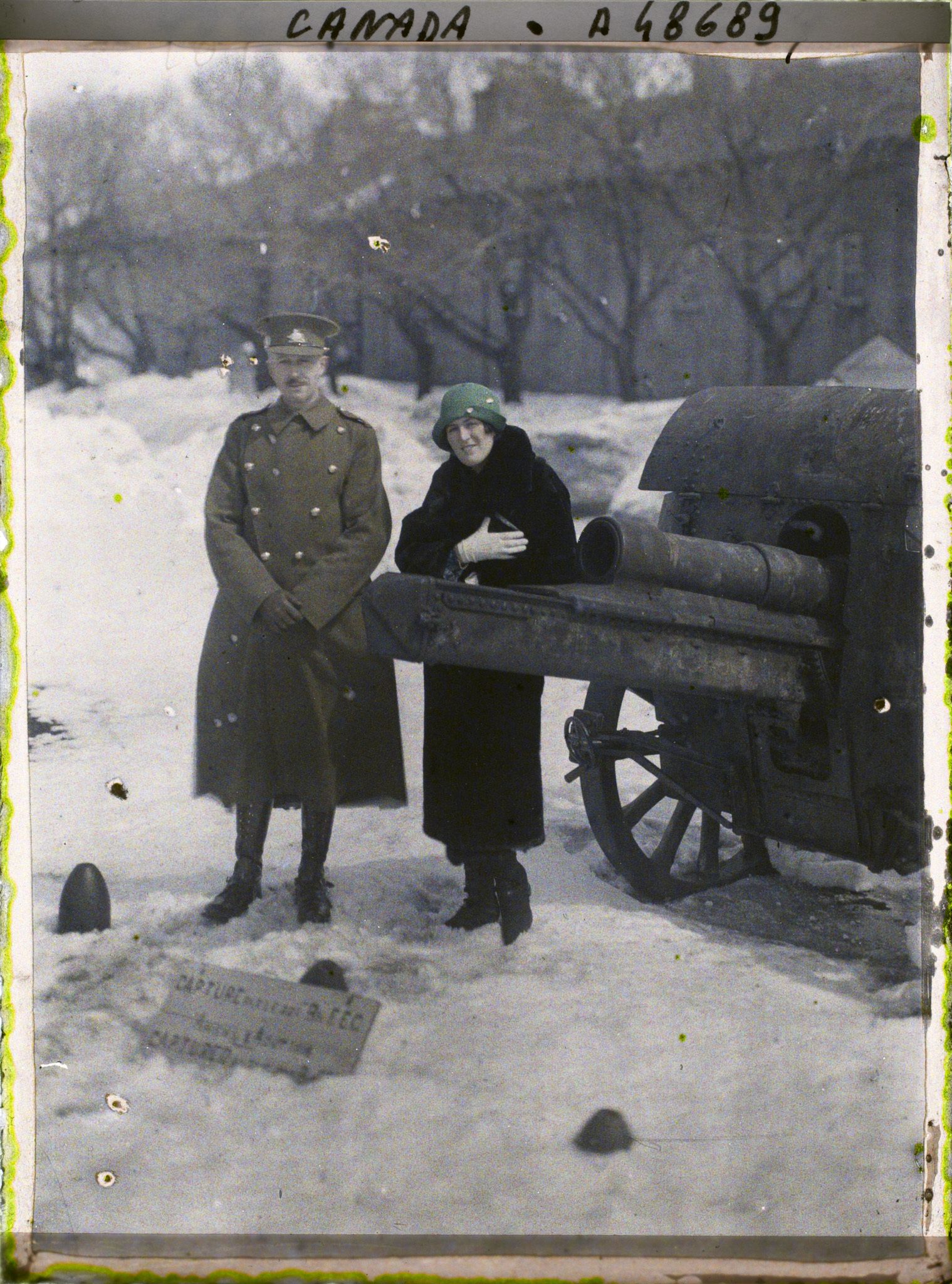 Image représentant M. Georges Vanier et son épouse Pauline devant la citadelle de Québec