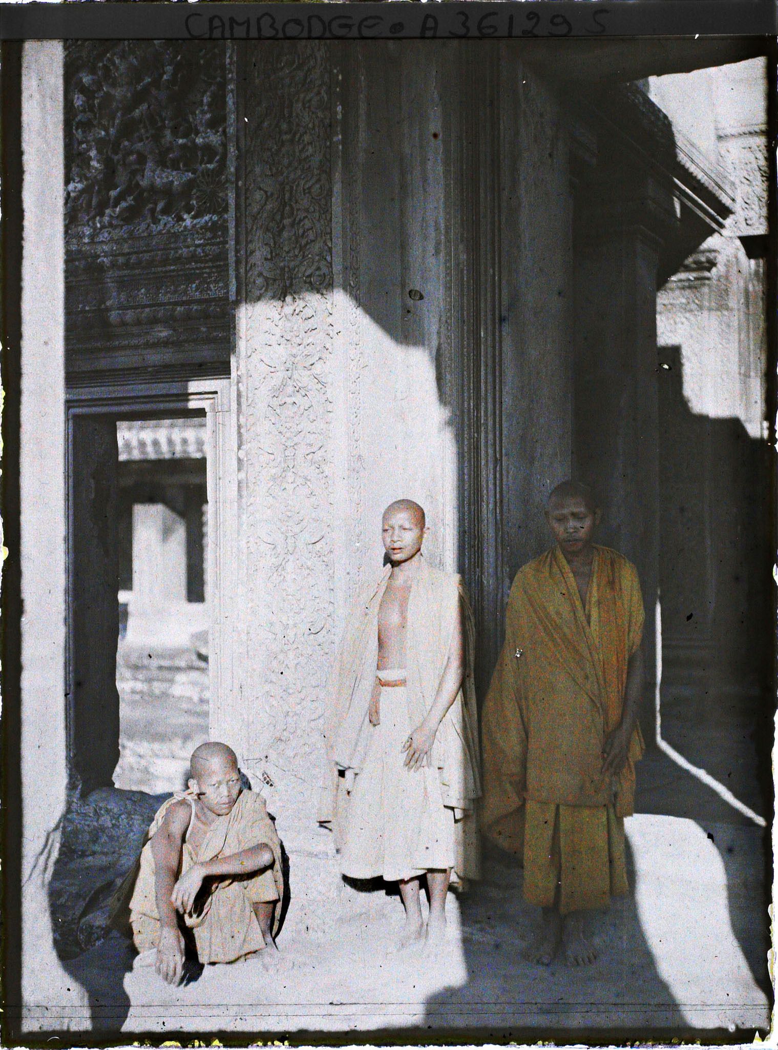 Image représentant Trois bonzes dans une galerie (préau cruciforme ou troisième niveau?)