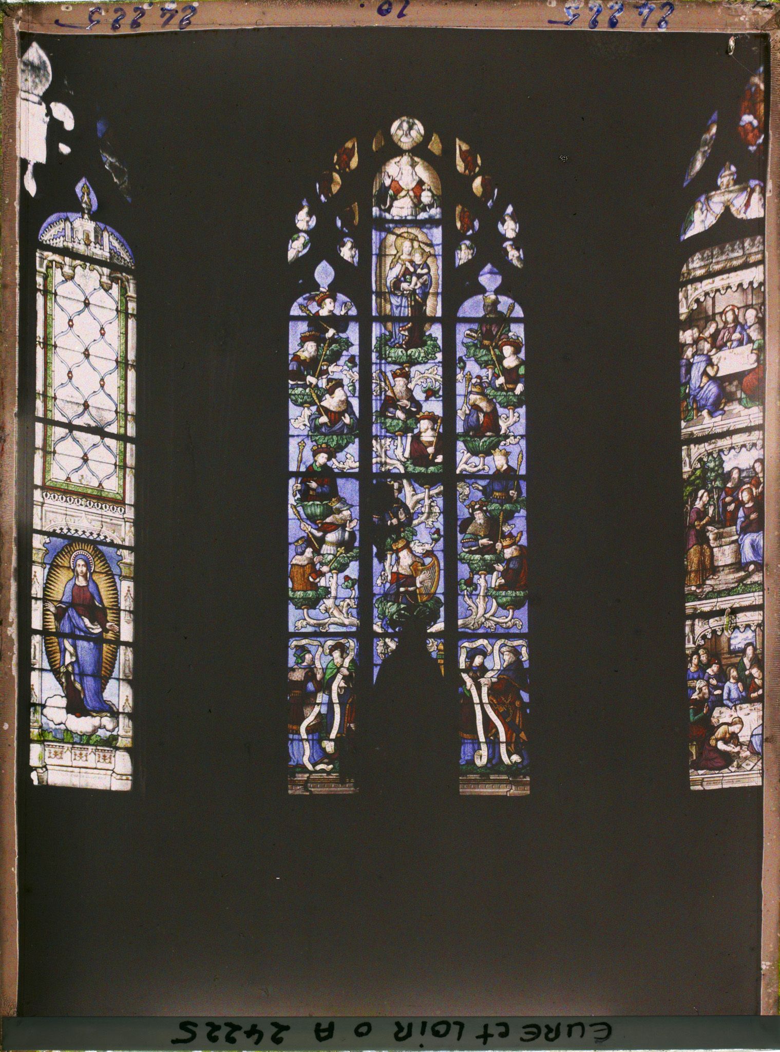 Image représentant Vitraux de la chapelle absidiale du Sacré-Coeur de l'église Saint-Pierre