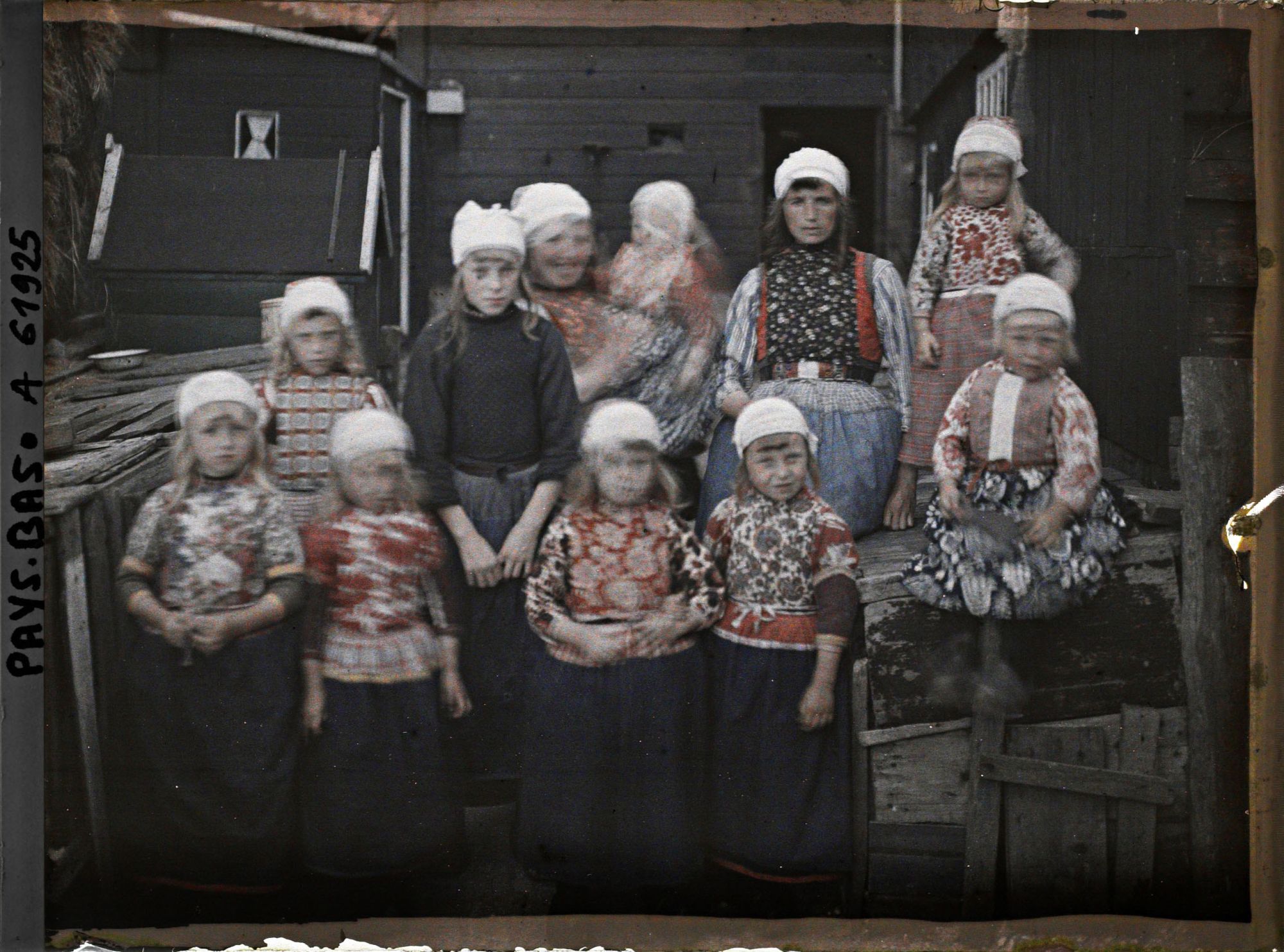 Image représentant Femme et jeunes filles en costume de l'île