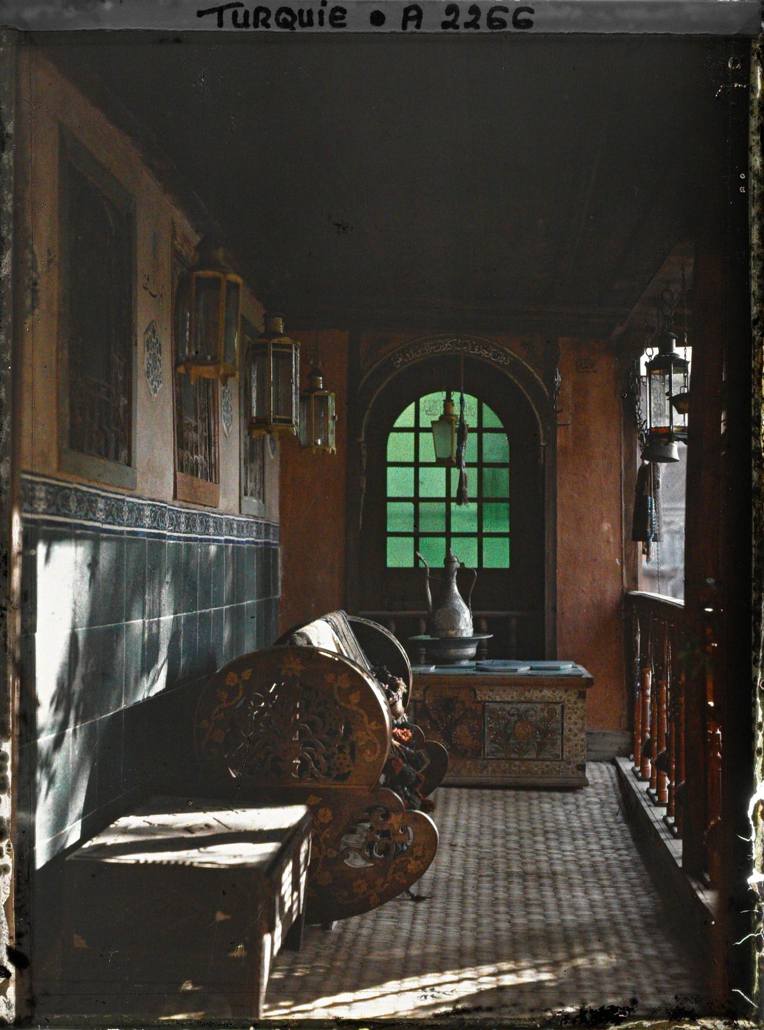 Image représentant Balcon orné de carreaux couleur émeraude dans la propriété du consul de France, Grégoire Bay