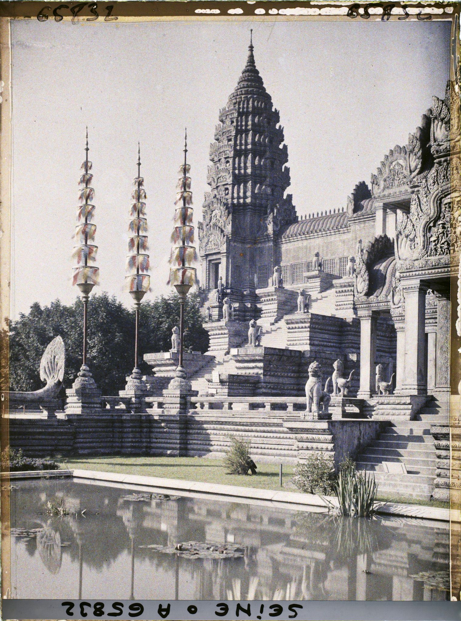 Image représentant L'Exposition Coloniale Internationale de 1931, le grand escalier du temple d'Angkor Vat