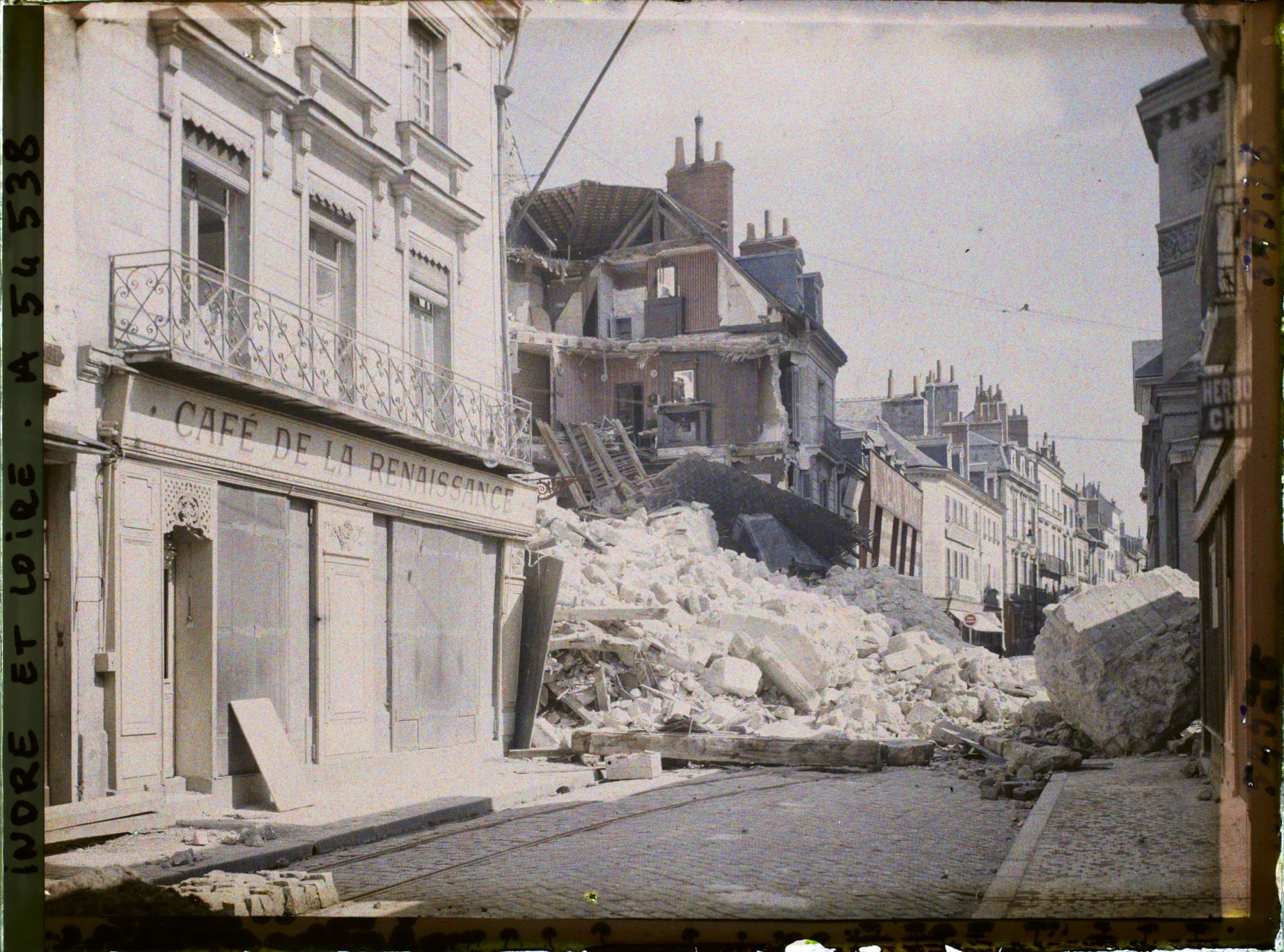 Image représentant La rue des Halles après l'effondrement de la tour Charlemagne