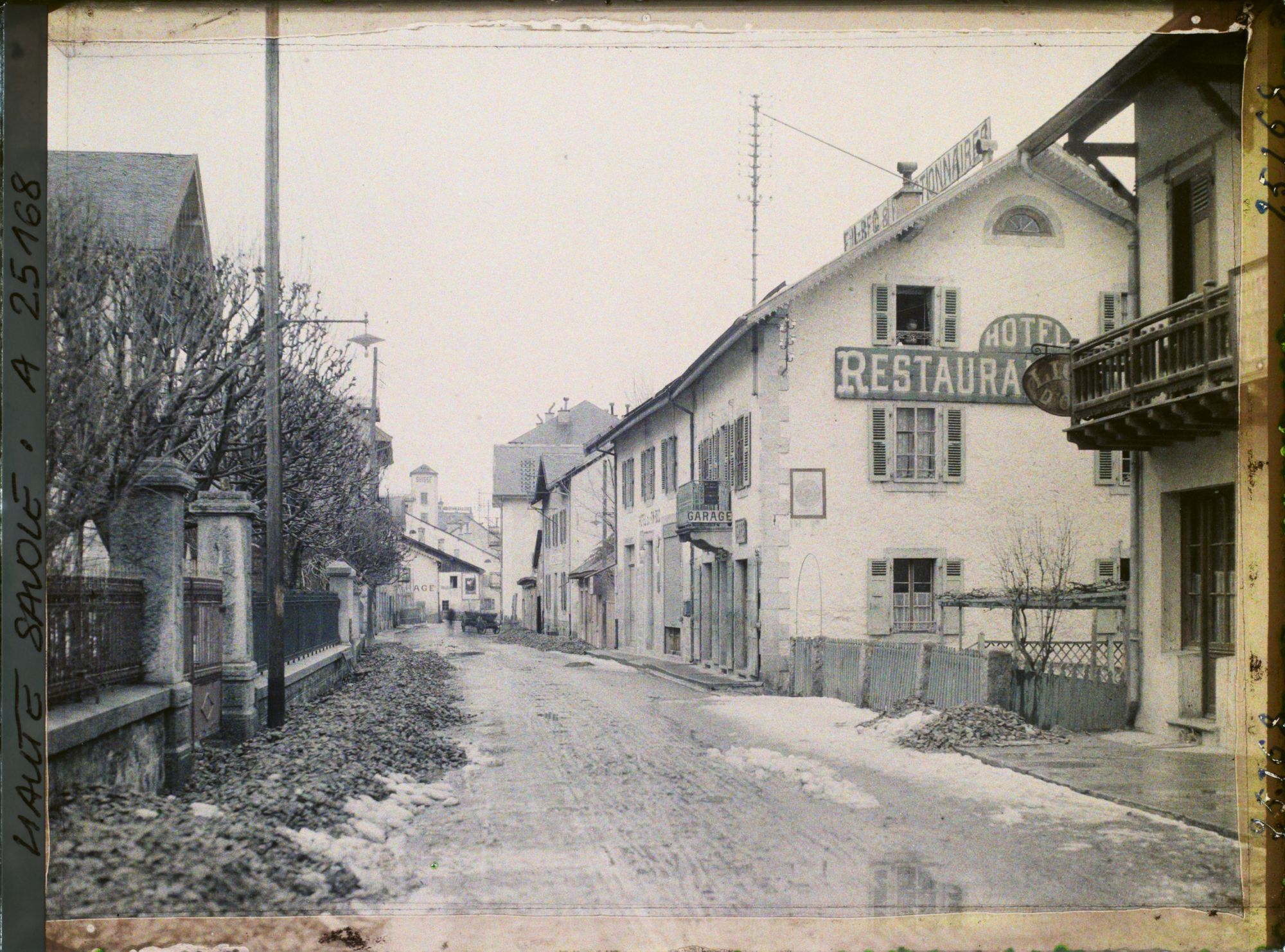 Image représentant France Les Alpes, Chamonix, Chamonix - La route nationale ouverte en 1866
