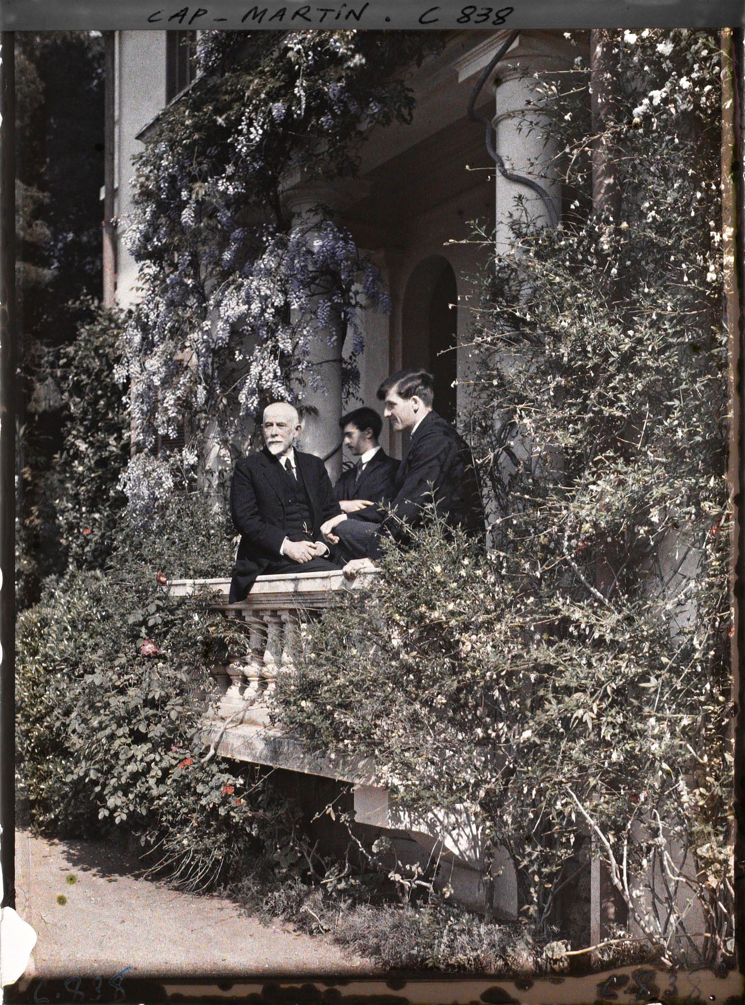 Image représentant Trois invités d'Albert Kahn sur le perron de la villa (dont deux sont sans doute des étudiants)