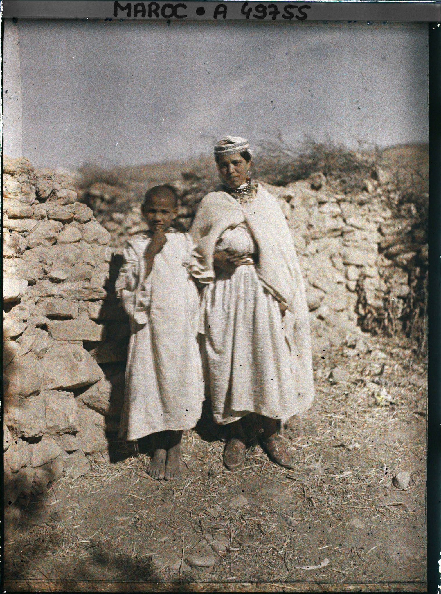 Image représentant Jeune femme et garçon berbères