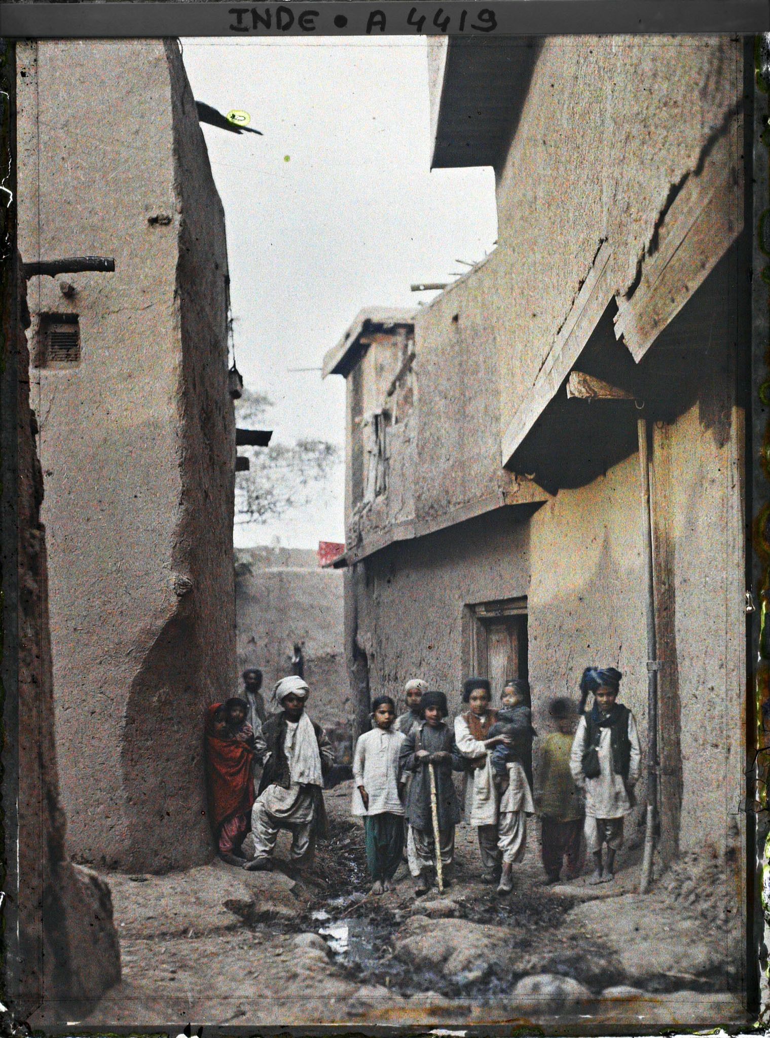 Image représentant Groupe d'enfants dans une rue