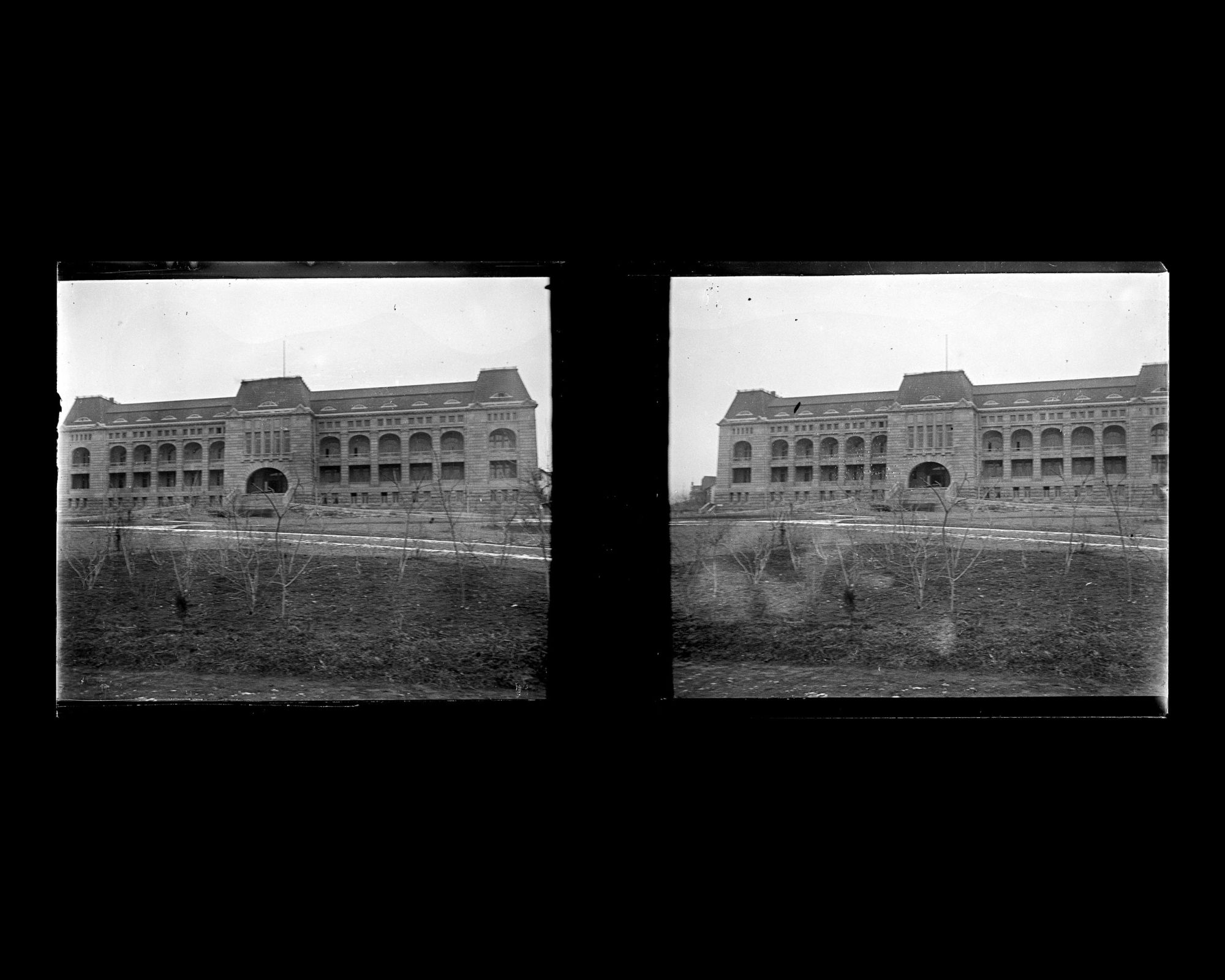 Image représentant Governements-Platz, actuelle Yishuilu ("rue de la Yishui") et le Le siège du gouvernement allemand