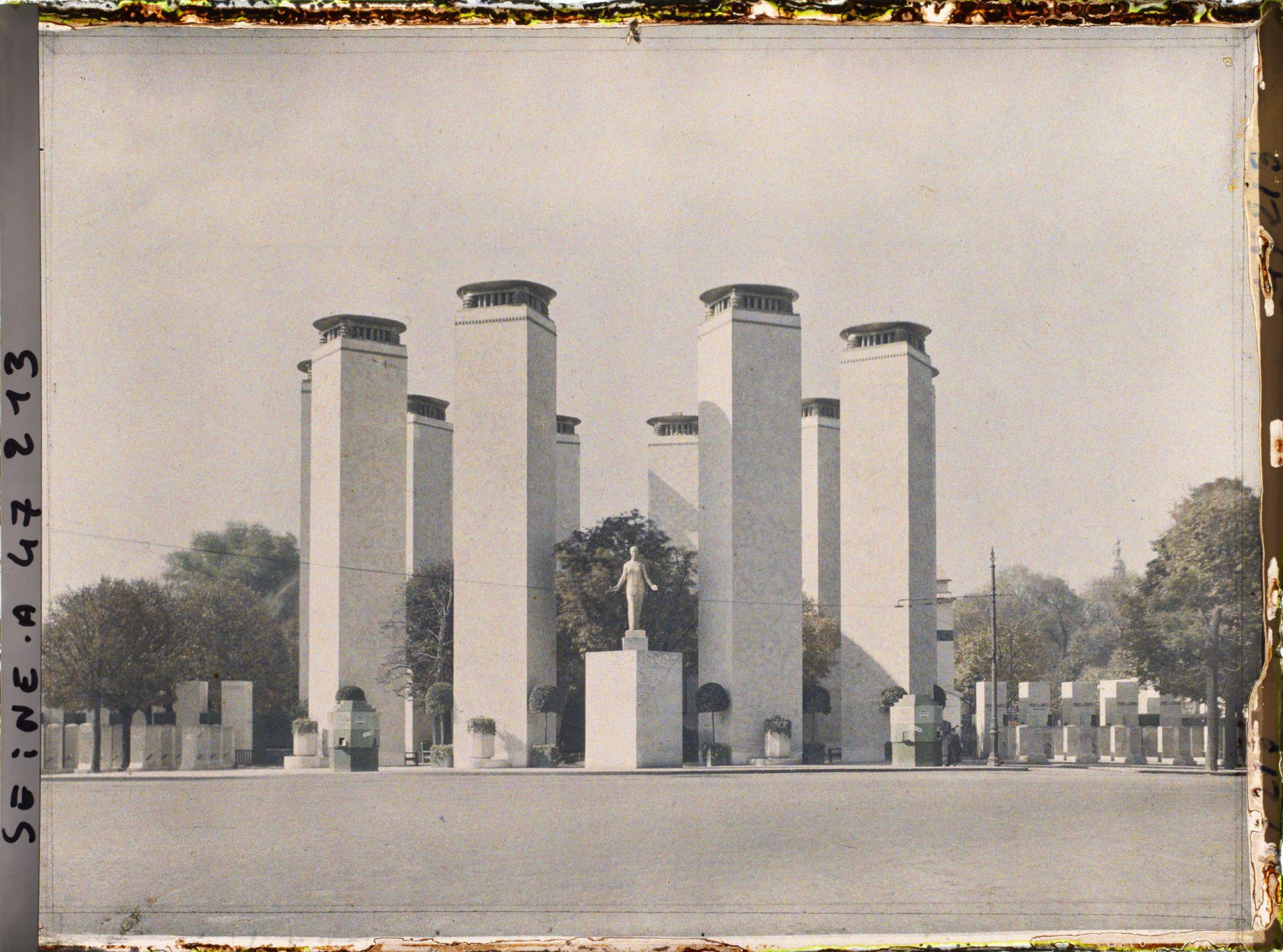 Image représentant L'Exposition des arts décoratifs, Entrée place de la Concorde