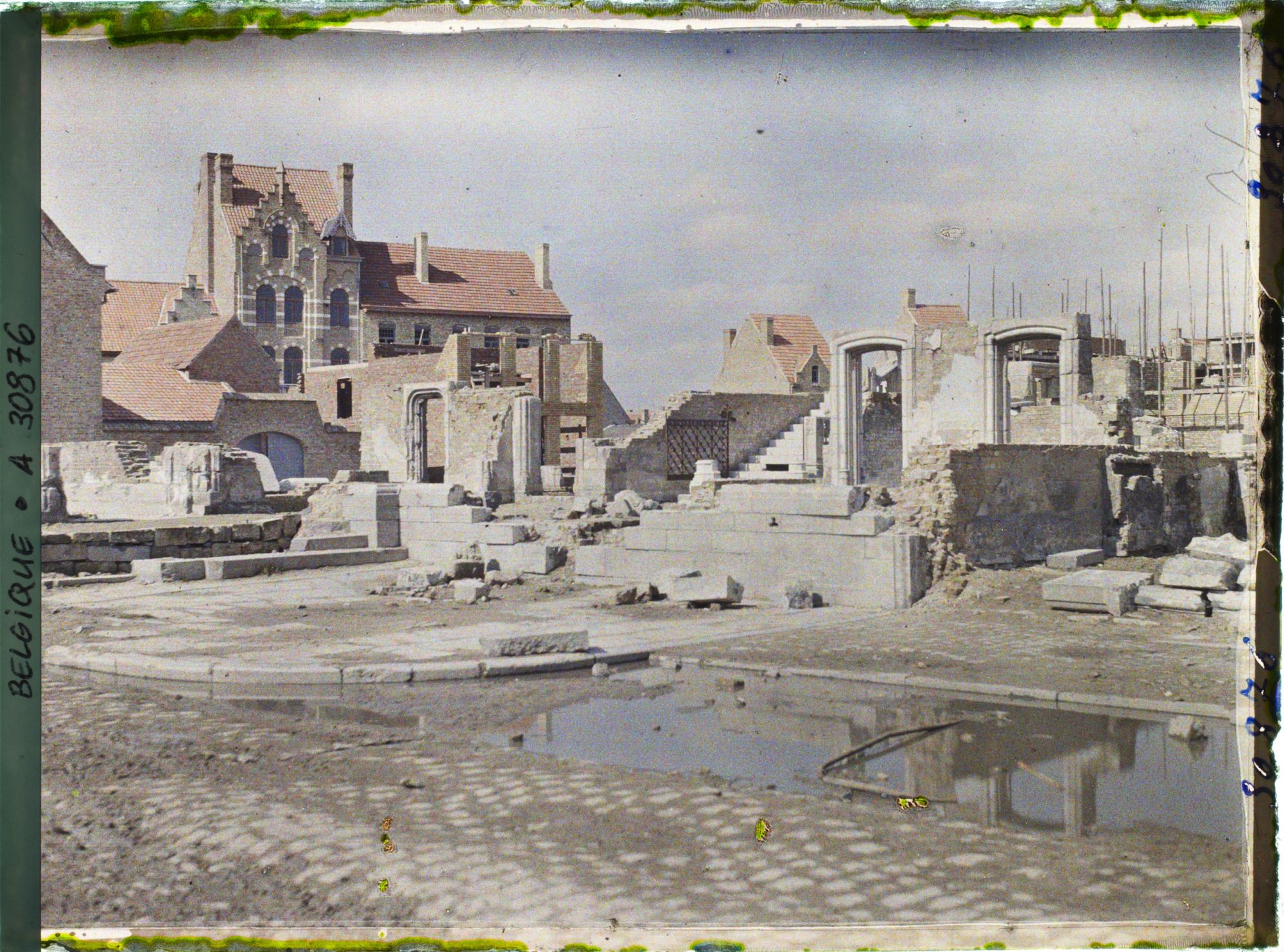 Image représentant Belgique, Dixmude, Aspect de la Grande Place et ruines de l'Hôtel de Ville