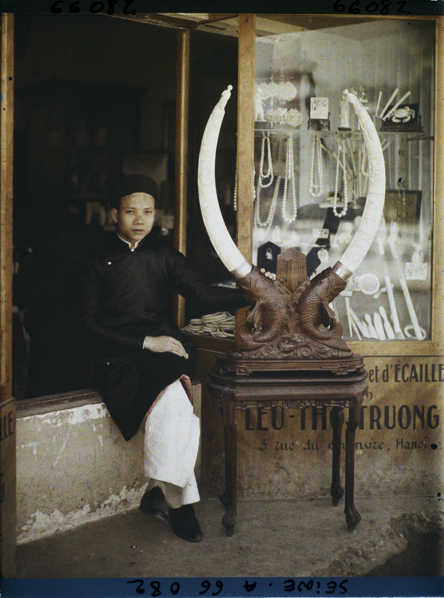 Image représentant L'Exposition Coloniale Internationale de 1931, un marchand d'ivoire annamite