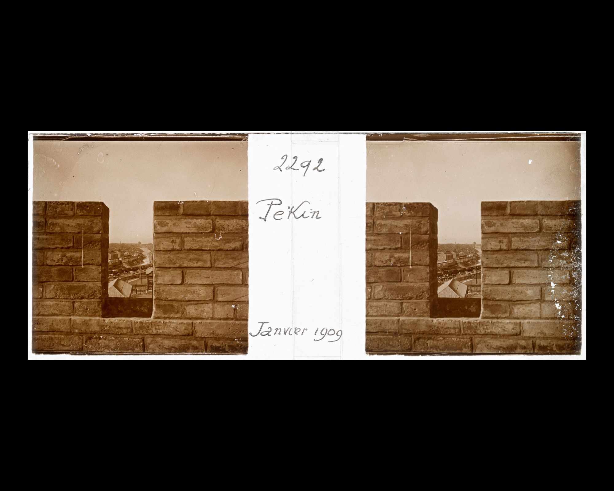 Image représentant Vue sur la ville chinoise à l'ouest depuis Zhengyangmen ("porte Face au Midi"), ou Qianmen ("porte Antérieure")