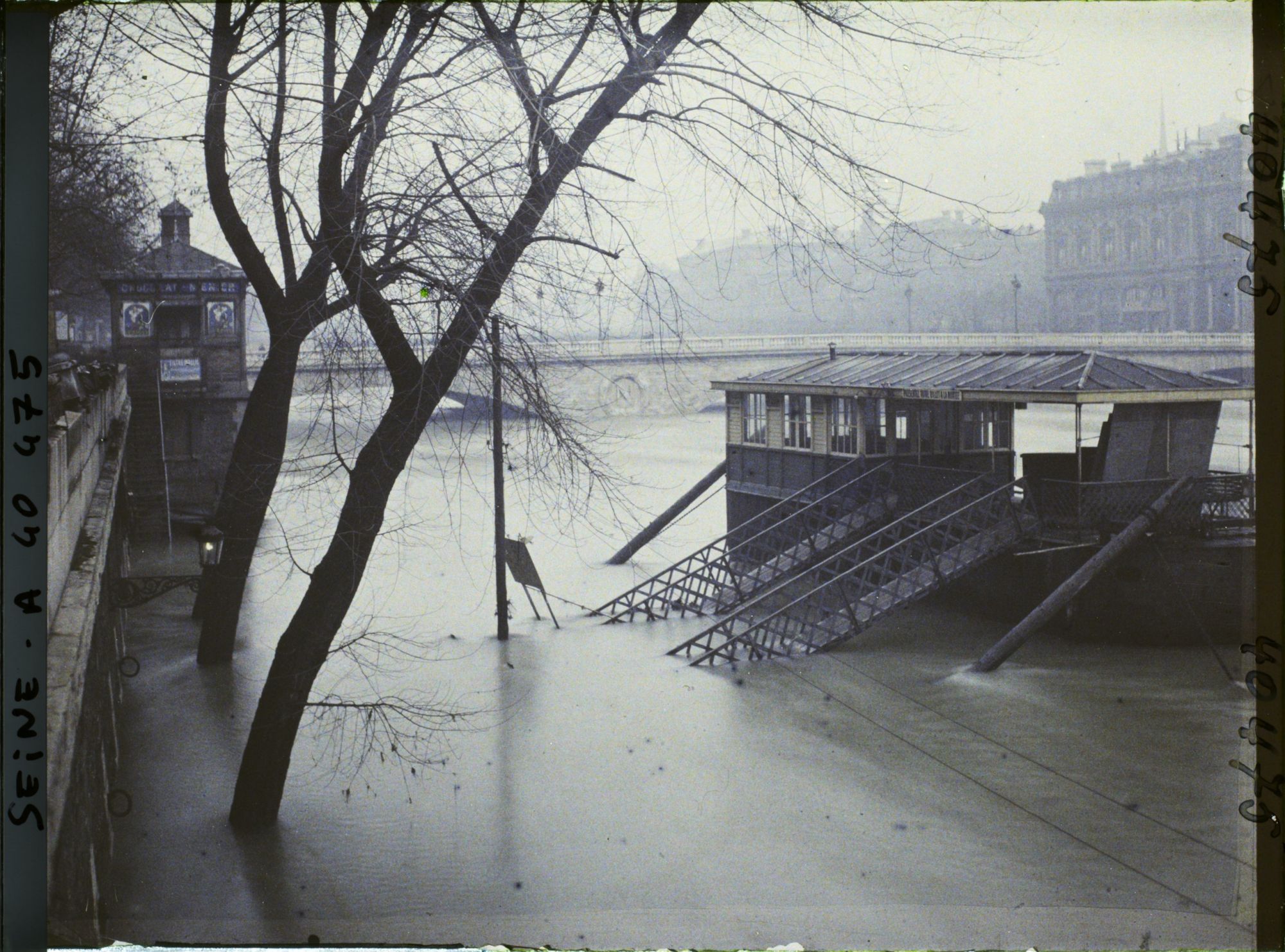 Image représentant La crue de la Seine au pont au Change depuis le quai de la Mégisserie