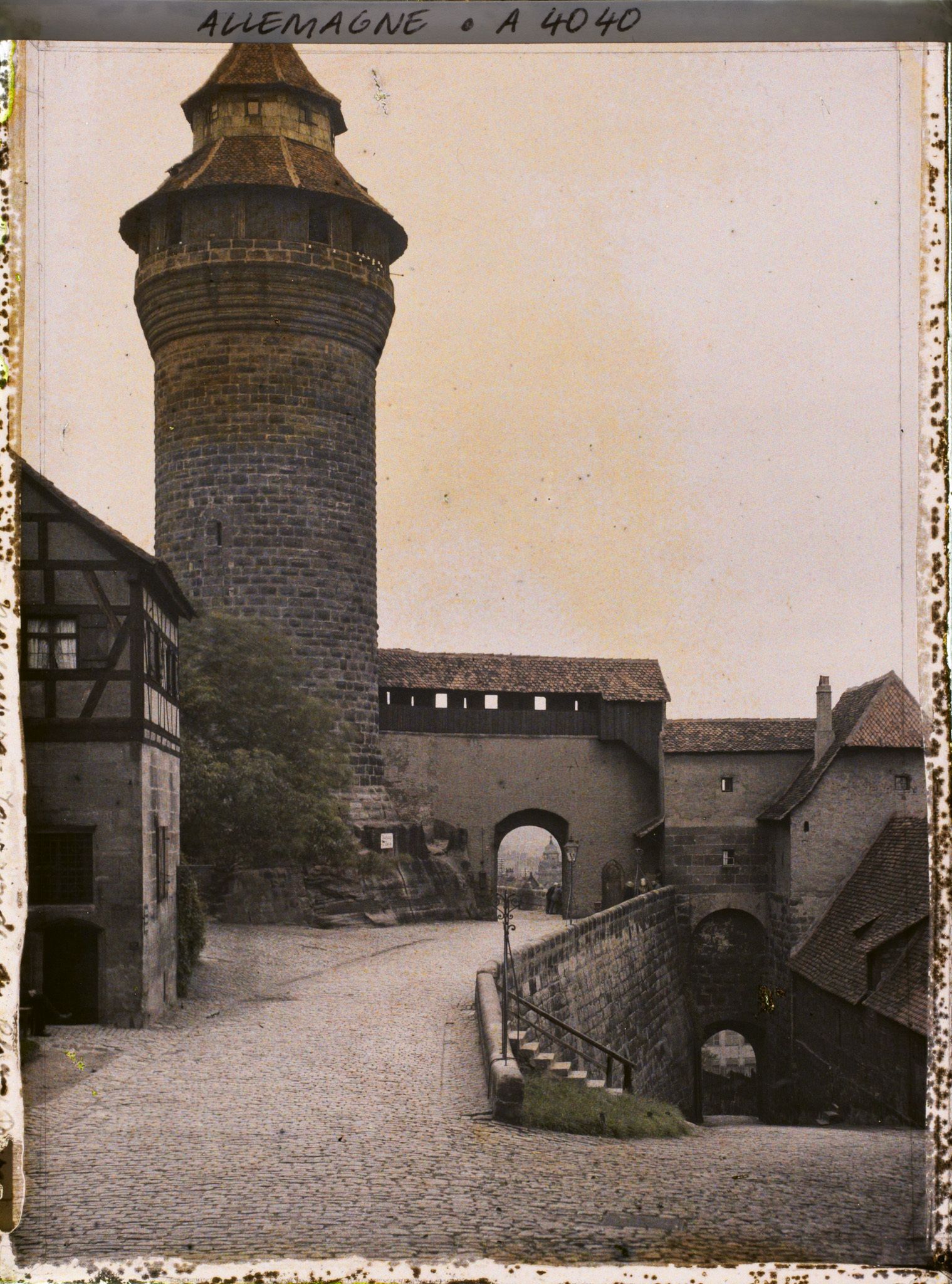 Image représentant La tour Sinwell qui s'élève au dessus de l'enceinte du Kaiserburg, le château impérial