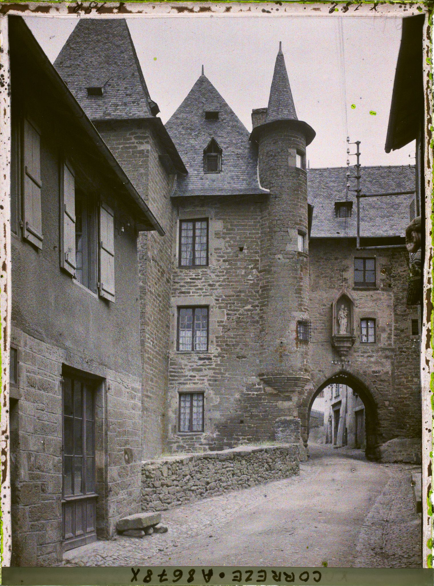 Image représentant La porte du château Bécharie (anciennement maison Barachaude)